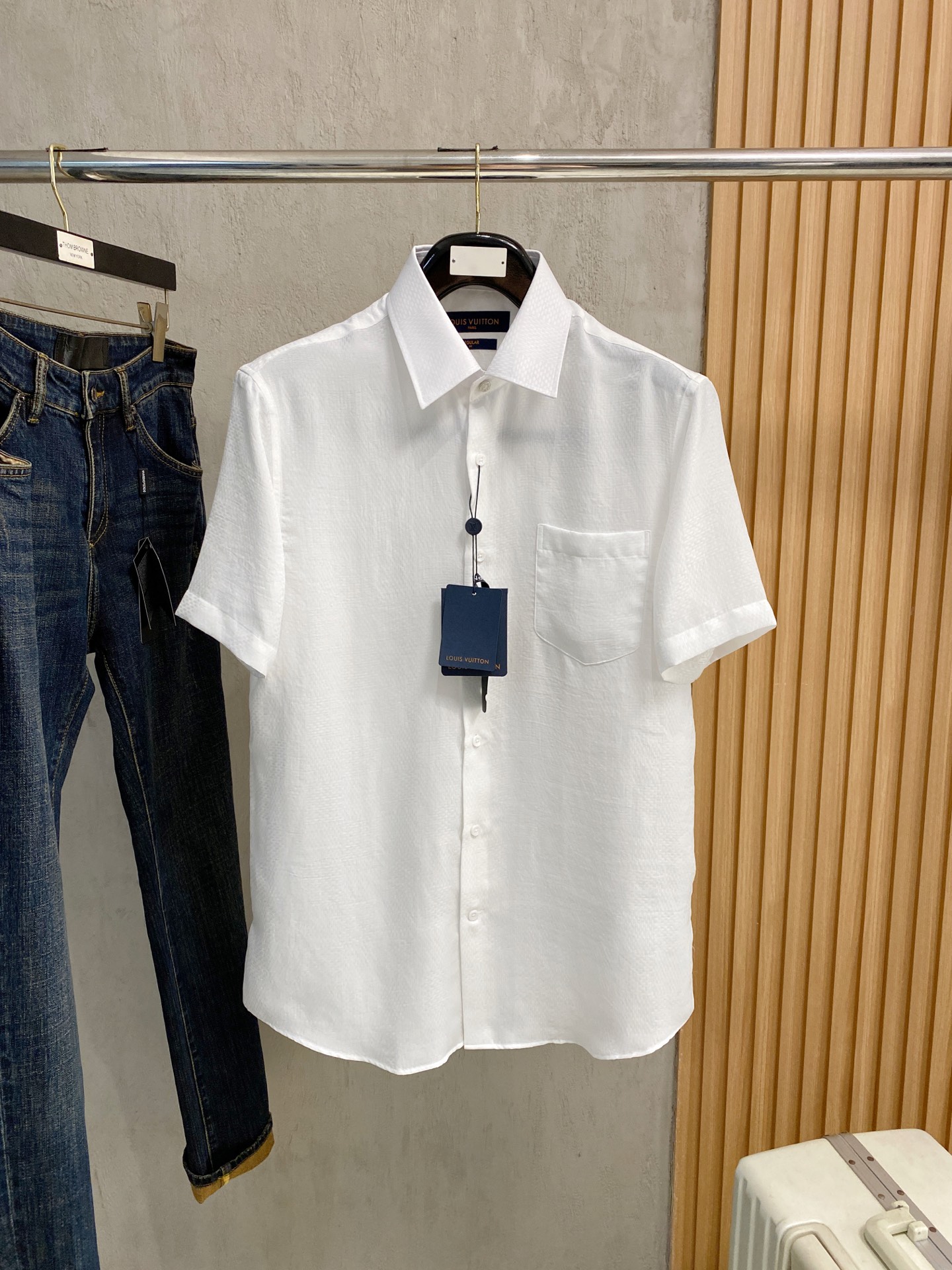 强势上新，新款不断！！！新款衬衫，高级面料高级做工，顶级品质！！！S一XXLS穿125左右m穿140左右