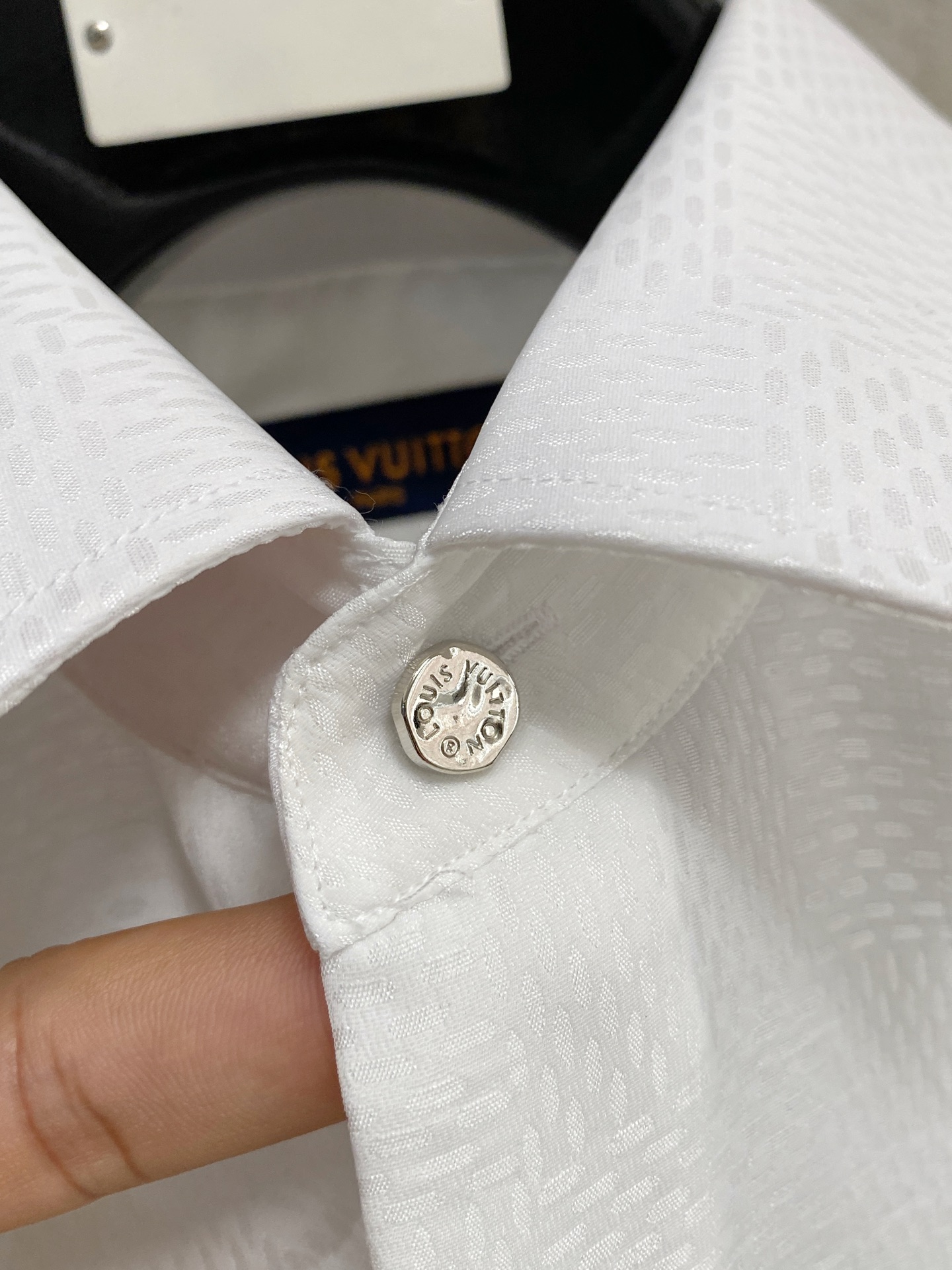 强势上新，新款不断！！！新款衬衫，高级面料高级做工，顶级品质！！！S一XXLS穿125左右m穿140左右