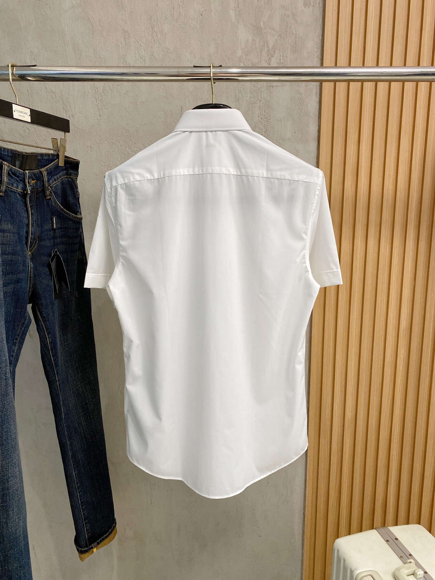 P，P轻盈雅致，短袖衬衫——25年春夏日里的温柔守候短袖衬衫，臻品定制系列的材质、精湛的工艺细节和卓越的