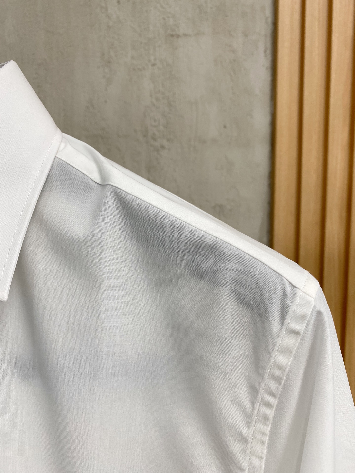 P，P轻盈雅致，短袖衬衫——25年春夏日里的温柔守候短袖衬衫，臻品定制系列的材质、精湛的工艺细节和卓越的