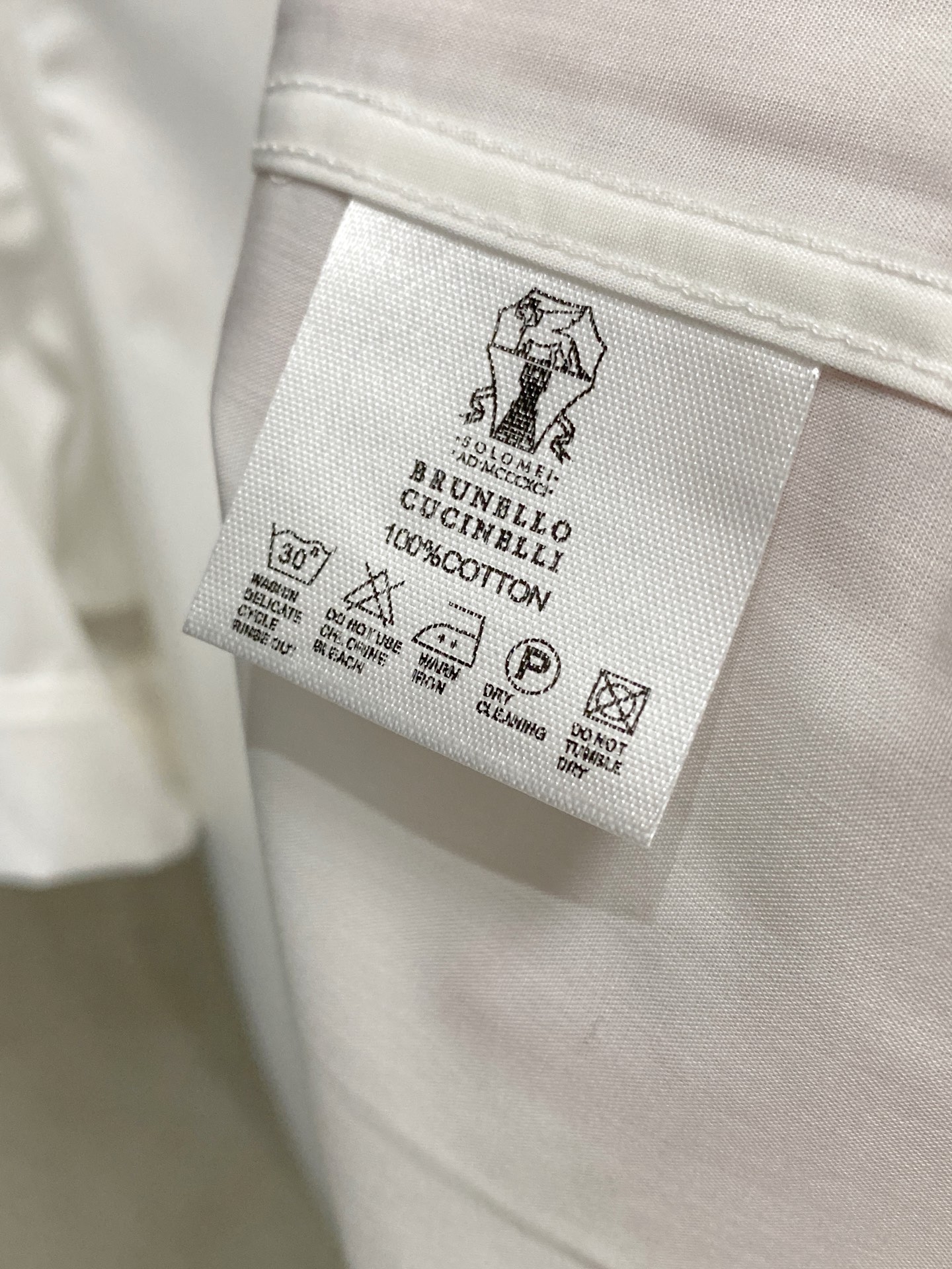 P，P轻盈雅致，短袖衬衫——25年春夏日里的温柔守候短袖衬衫，臻品定制系列的材质、精湛的工艺细节和卓越的