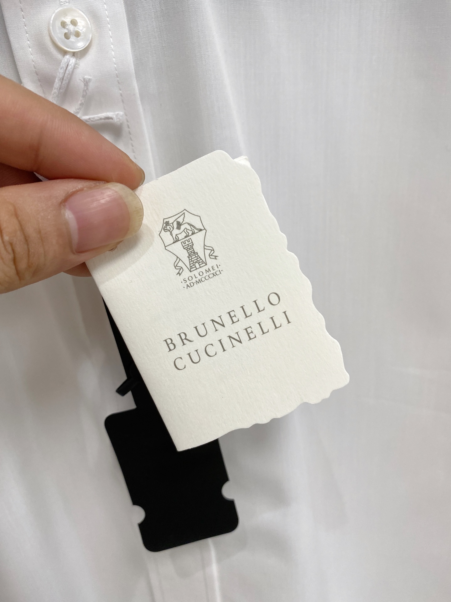 P，P轻盈雅致，短袖衬衫——25年春夏日里的温柔守候短袖衬衫，臻品定制系列的材质、精湛的工艺细节和卓越的