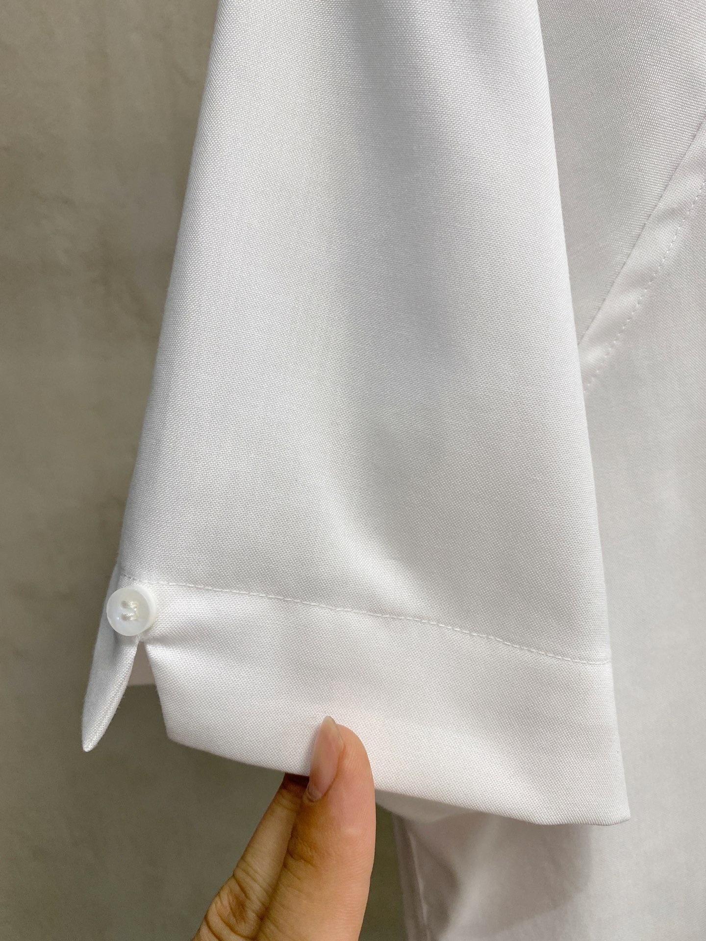 P，P轻盈雅致，短袖衬衫——25年春夏日里的温柔守候短袖衬衫，臻品定制系列的材质、精湛的工艺细节和卓越的