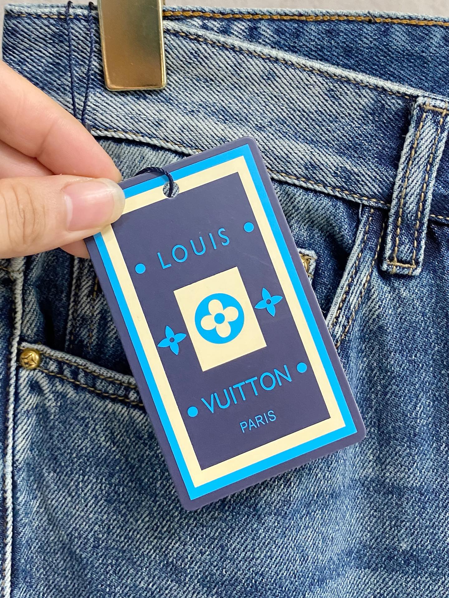 官网专柜同步有售，原单狠货，超级有范儿的一款牛仔裤，定制原版水洗牛仔面料，独特设计，顶级印花工艺字母图案