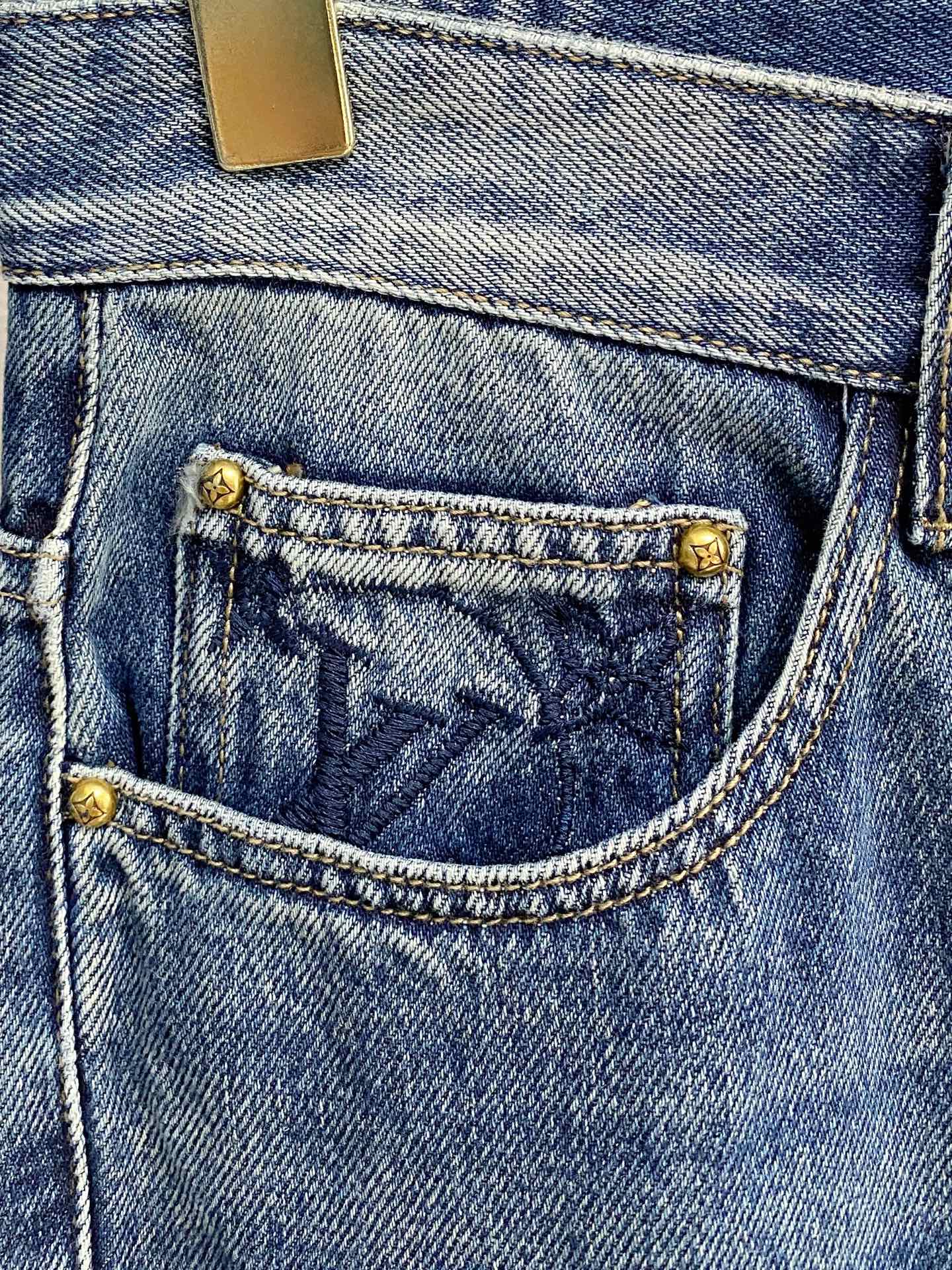 官网专柜同步有售，原单狠货，超级有范儿的一款牛仔裤，定制原版水洗牛仔面料，独特设计，顶级印花工艺字母图案