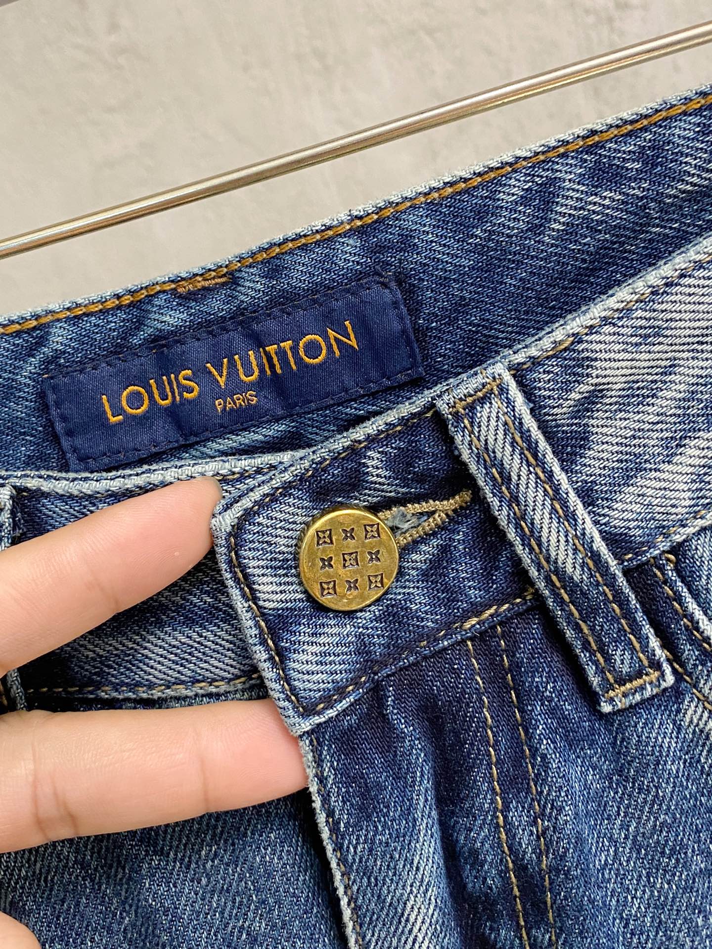 官网专柜同步有售，原单狠货，超级有范儿的一款牛仔裤，定制原版水洗牛仔面料，独特设计，顶级印花工艺字母图案