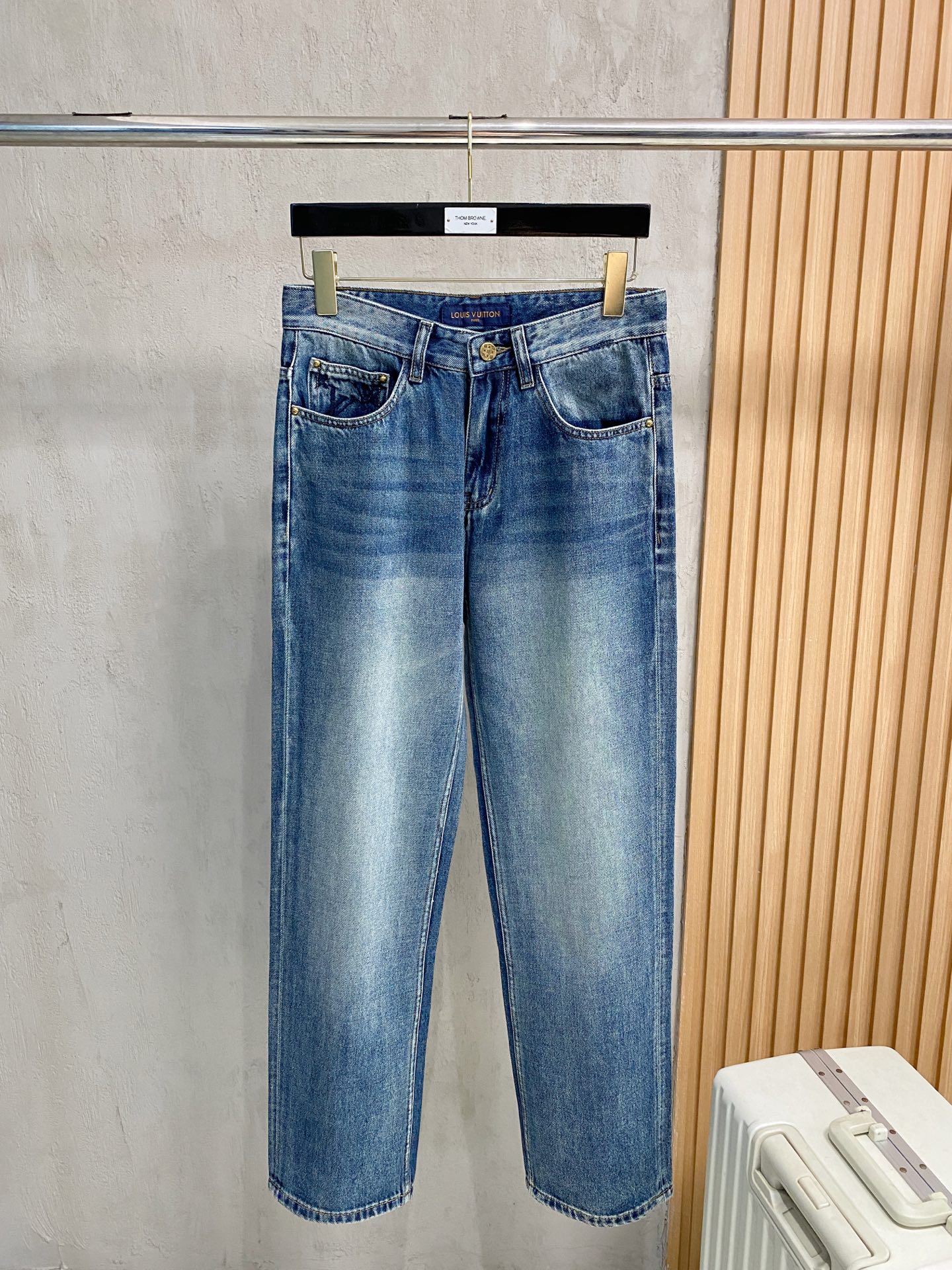 官网专柜同步有售，原单狠货，超级有范儿的一款牛仔裤，定制原版水洗牛仔面料，独特设计，顶级印花工艺字母图案