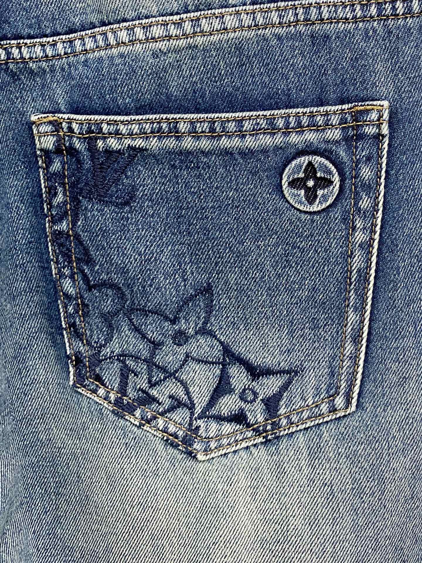 官网专柜同步有售，原单狠货，超级有范儿的一款牛仔裤，定制原版水洗牛仔面料，独特设计，顶级印花工艺字母图案