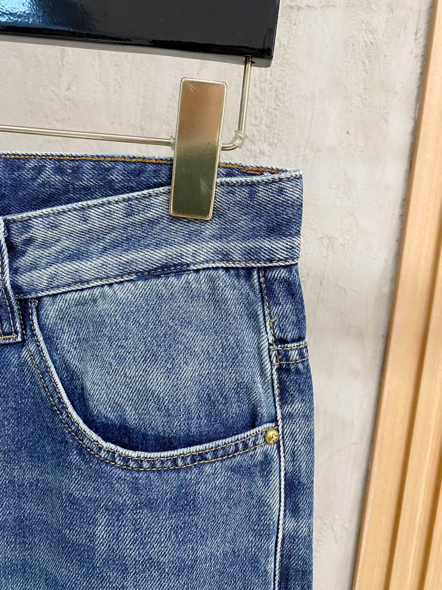 官网专柜同步有售，原单狠货，超级有范儿的一款牛仔裤，定制原版水洗牛仔面料，独特设计，顶级印花工艺字母图案