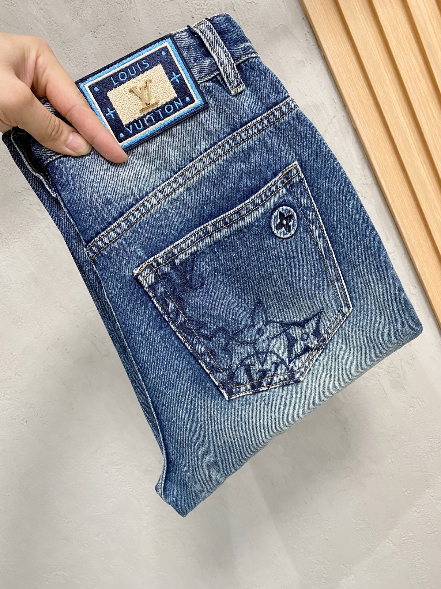 官网专柜同步有售，原单狠货，超级有范儿的一款牛仔裤，定制原版水洗牛仔面料，独特设计，顶级印花工艺字母图案