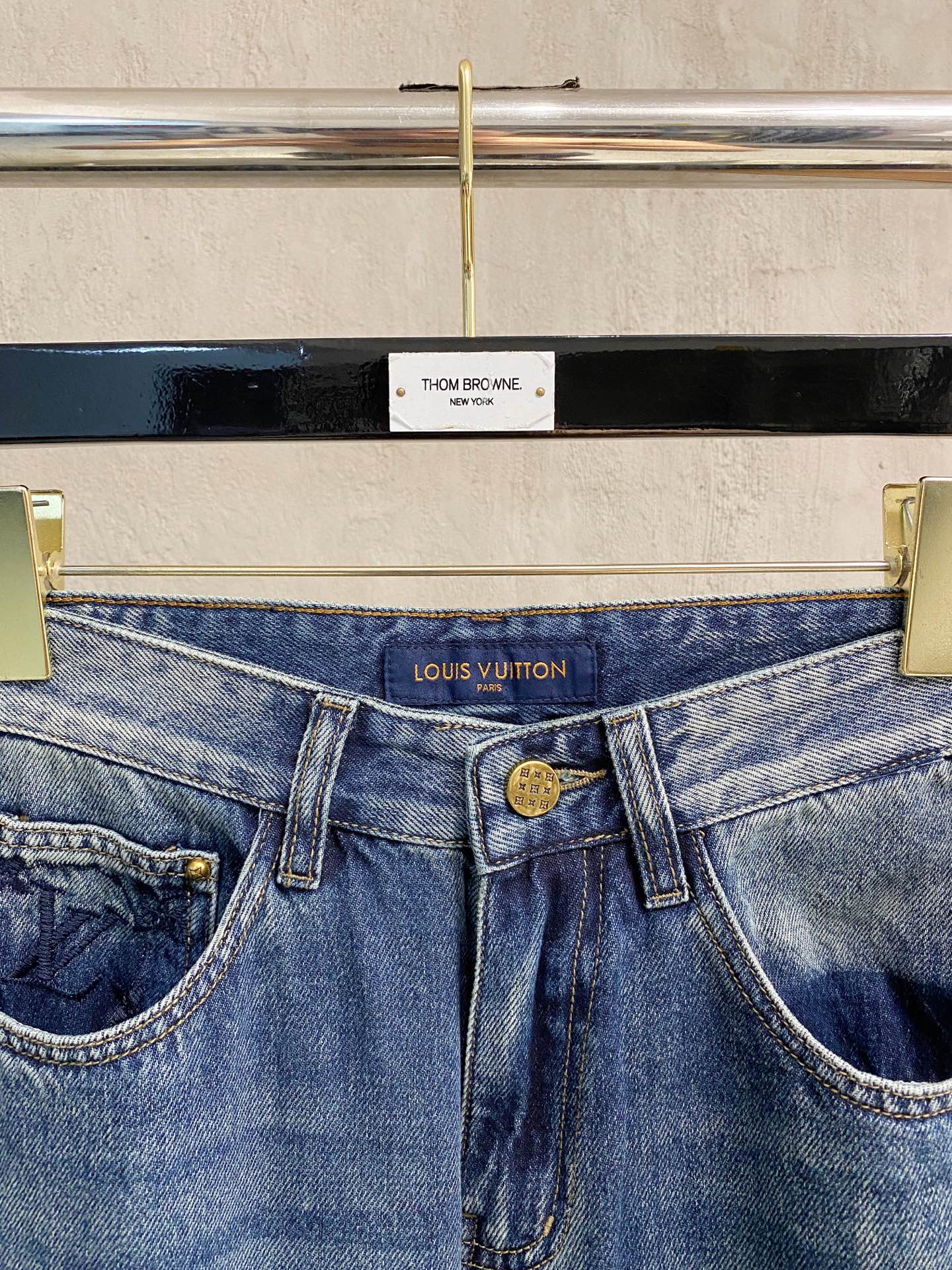 官网专柜同步有售，原单狠货，超级有范儿的一款牛仔裤，定制原版水洗牛仔面料，独特设计，顶级印花工艺字母图案