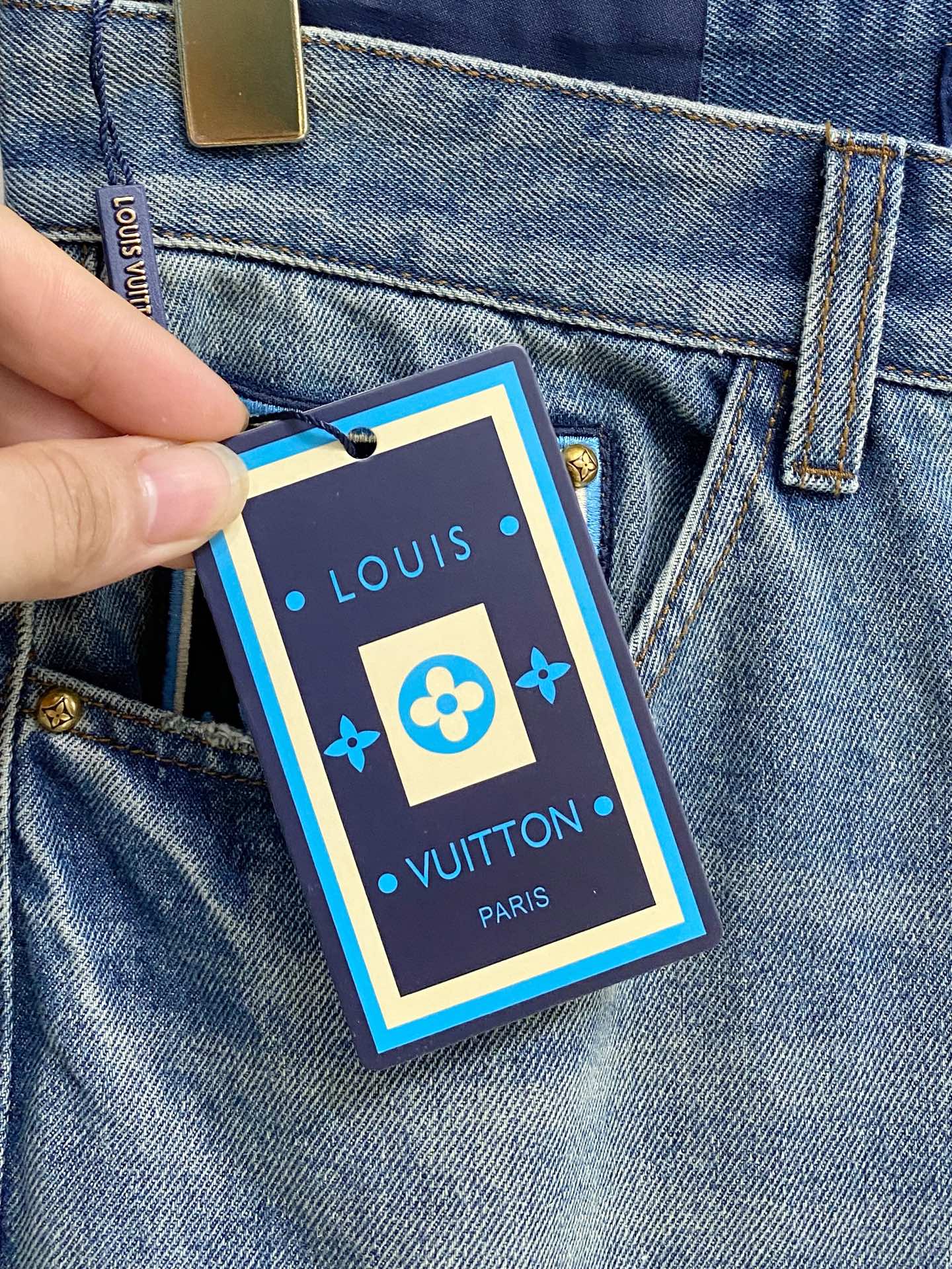 官网专柜同步有售，原单狠货，超级有范儿的一款牛仔裤，定制原版水洗牛仔面料，独特设计，顶级印花工艺字母图案