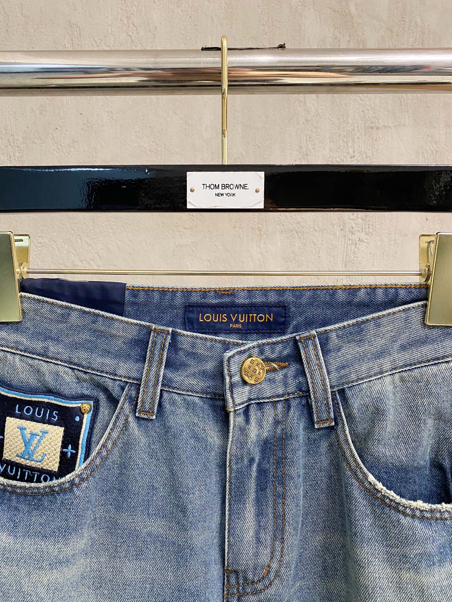 官网专柜同步有售，原单狠货，超级有范儿的一款牛仔裤，定制原版水洗牛仔面料，独特设计，顶级印花工艺字母图案