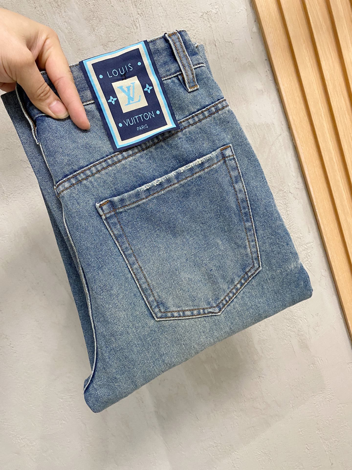 官网专柜同步有售，原单狠货，超级有范儿的一款牛仔裤，定制原版水洗牛仔面料，独特设计，顶级印花工艺字母图案