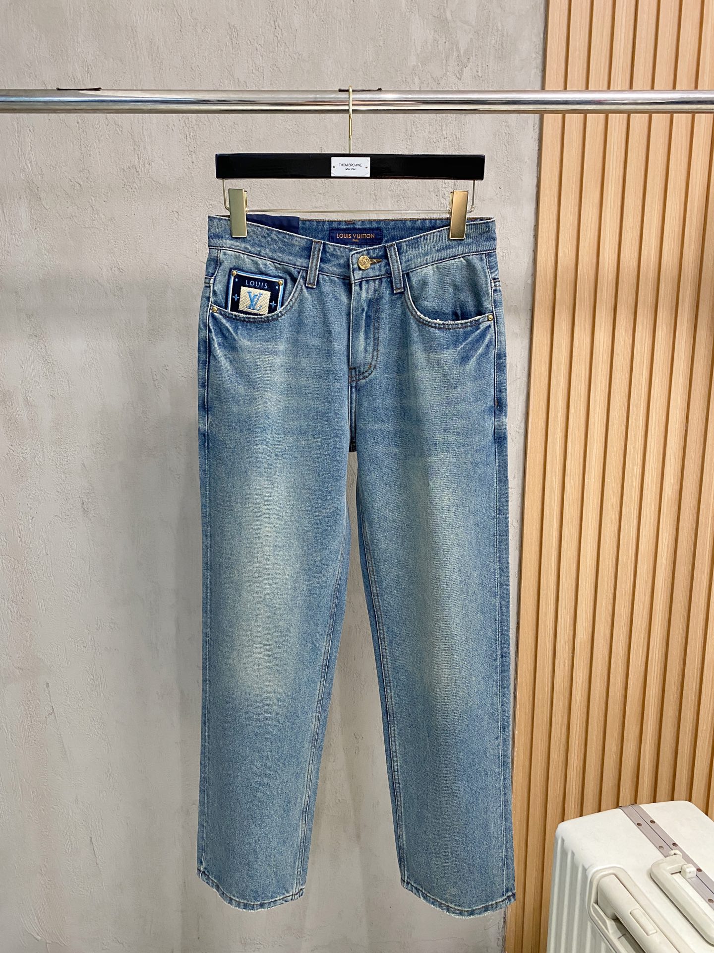 官网专柜同步有售，原单狠货，超级有范儿的一款牛仔裤，定制原版水洗牛仔面料，独特设计，顶级印花工艺字母图案