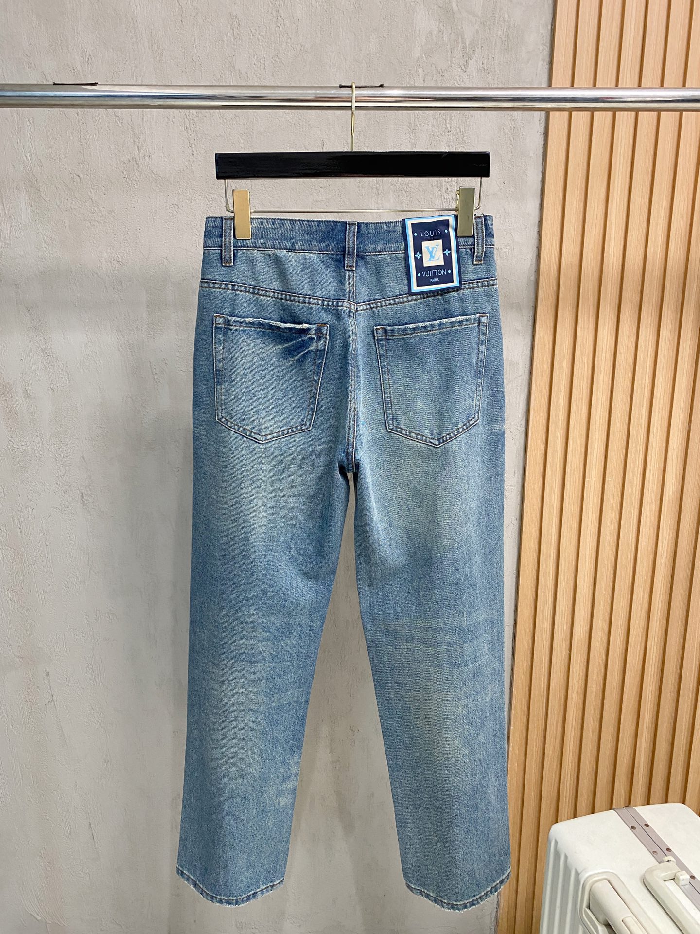 官网专柜同步有售，原单狠货，超级有范儿的一款牛仔裤，定制原版水洗牛仔面料，独特设计，顶级印花工艺字母图案