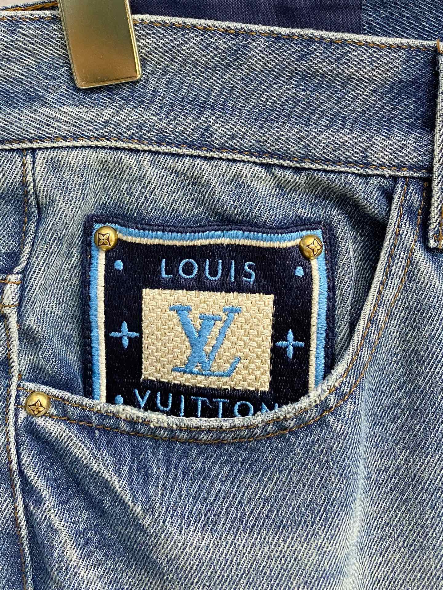 官网专柜同步有售，原单狠货，超级有范儿的一款牛仔裤，定制原版水洗牛仔面料，独特设计，顶级印花工艺字母图案