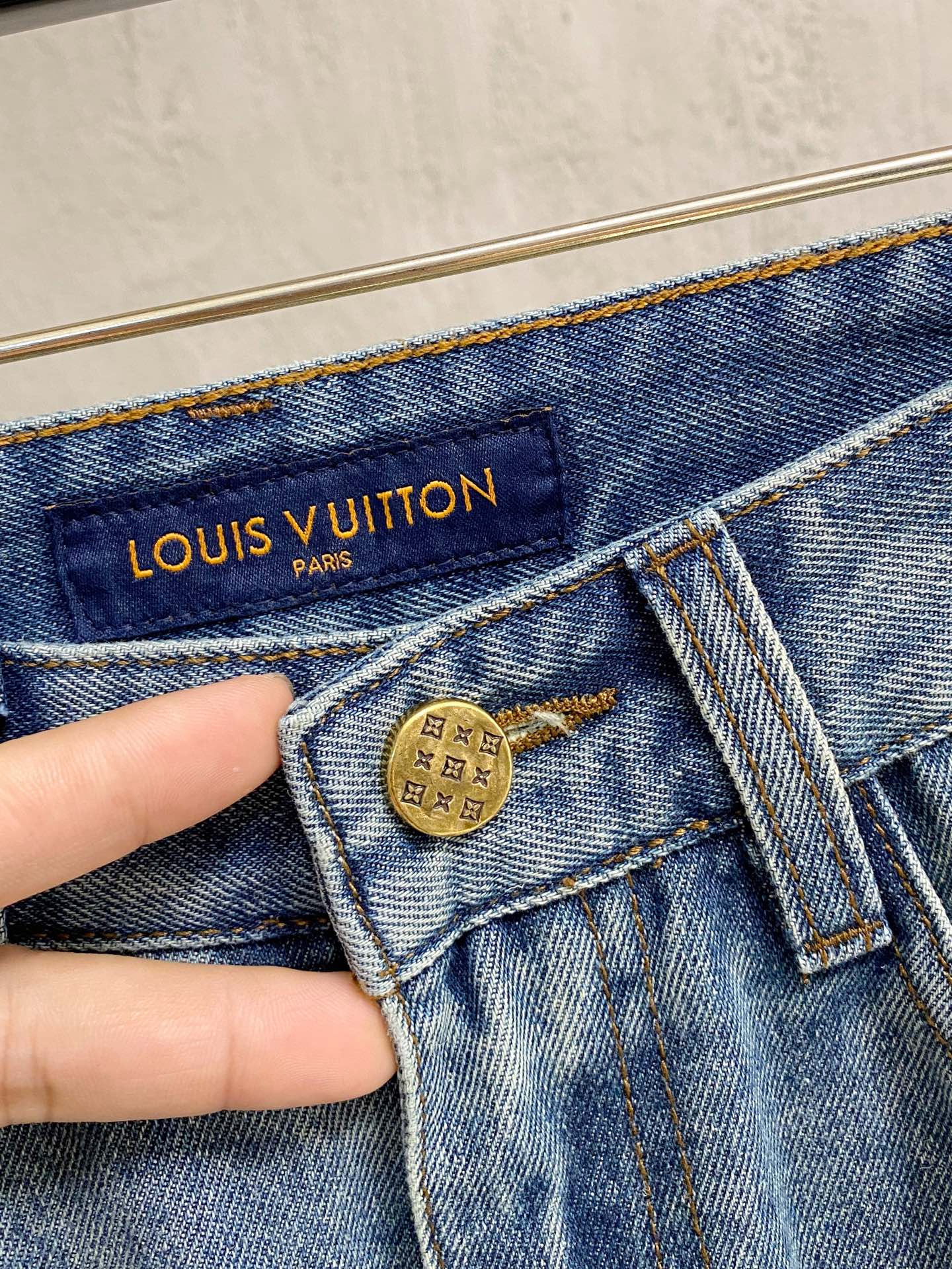 官网专柜同步有售，原单狠货，超级有范儿的一款牛仔裤，定制原版水洗牛仔面料，独特设计，顶级印花工艺字母图案