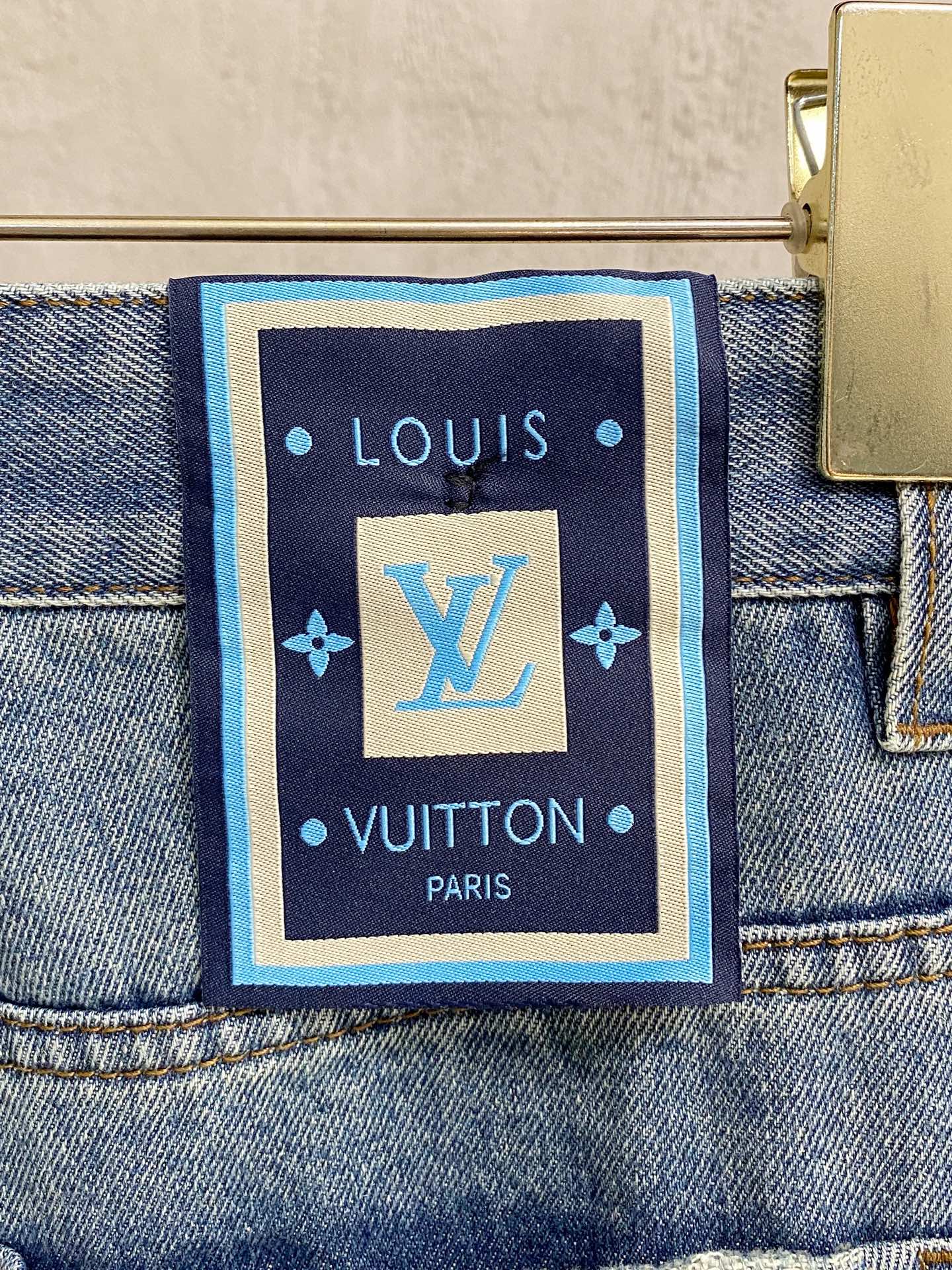 官网专柜同步有售，原单狠货，超级有范儿的一款牛仔裤，定制原版水洗牛仔面料，独特设计，顶级印花工艺字母图案