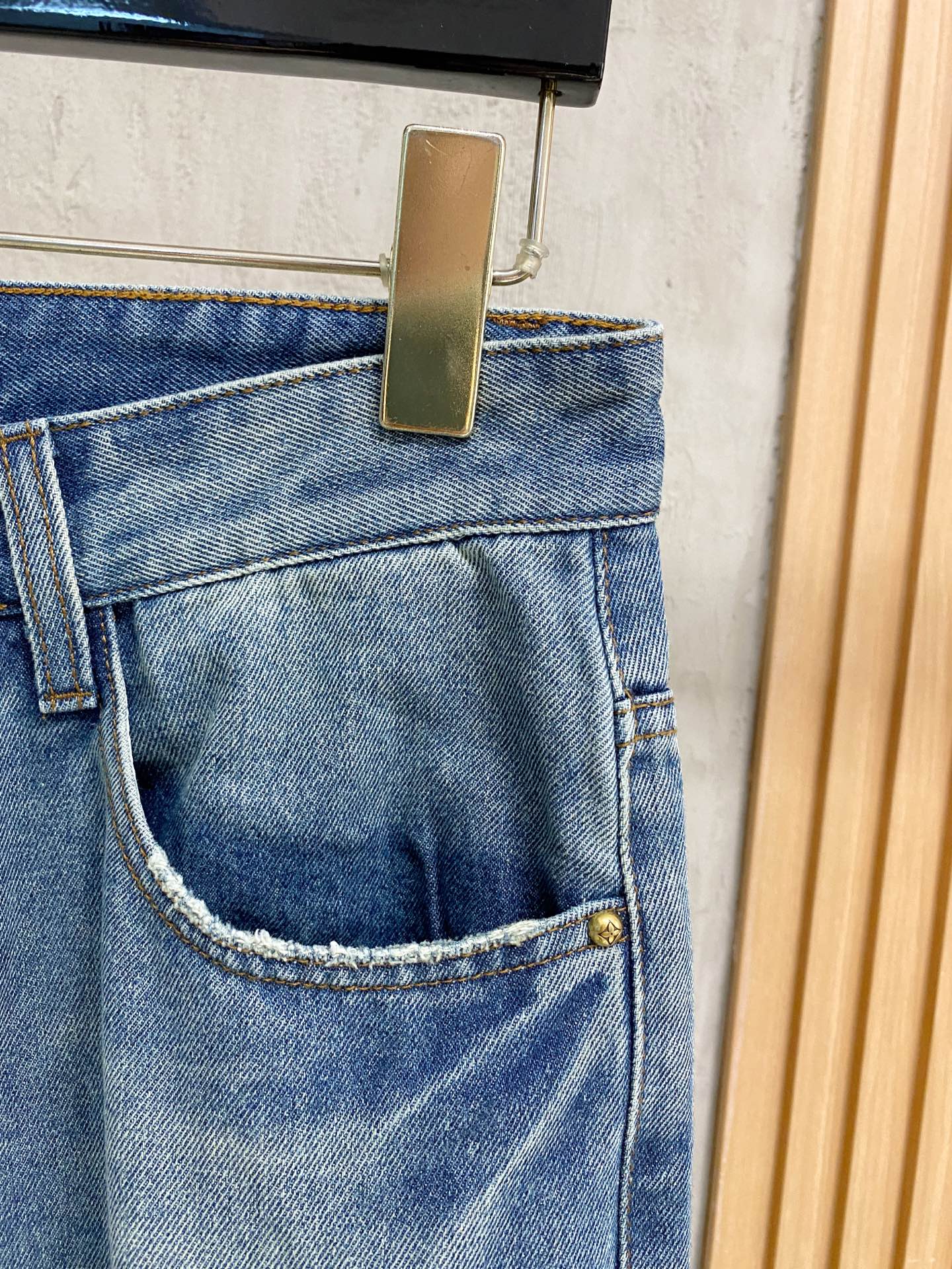 官网专柜同步有售，原单狠货，超级有范儿的一款牛仔裤，定制原版水洗牛仔面料，独特设计，顶级印花工艺字母图案