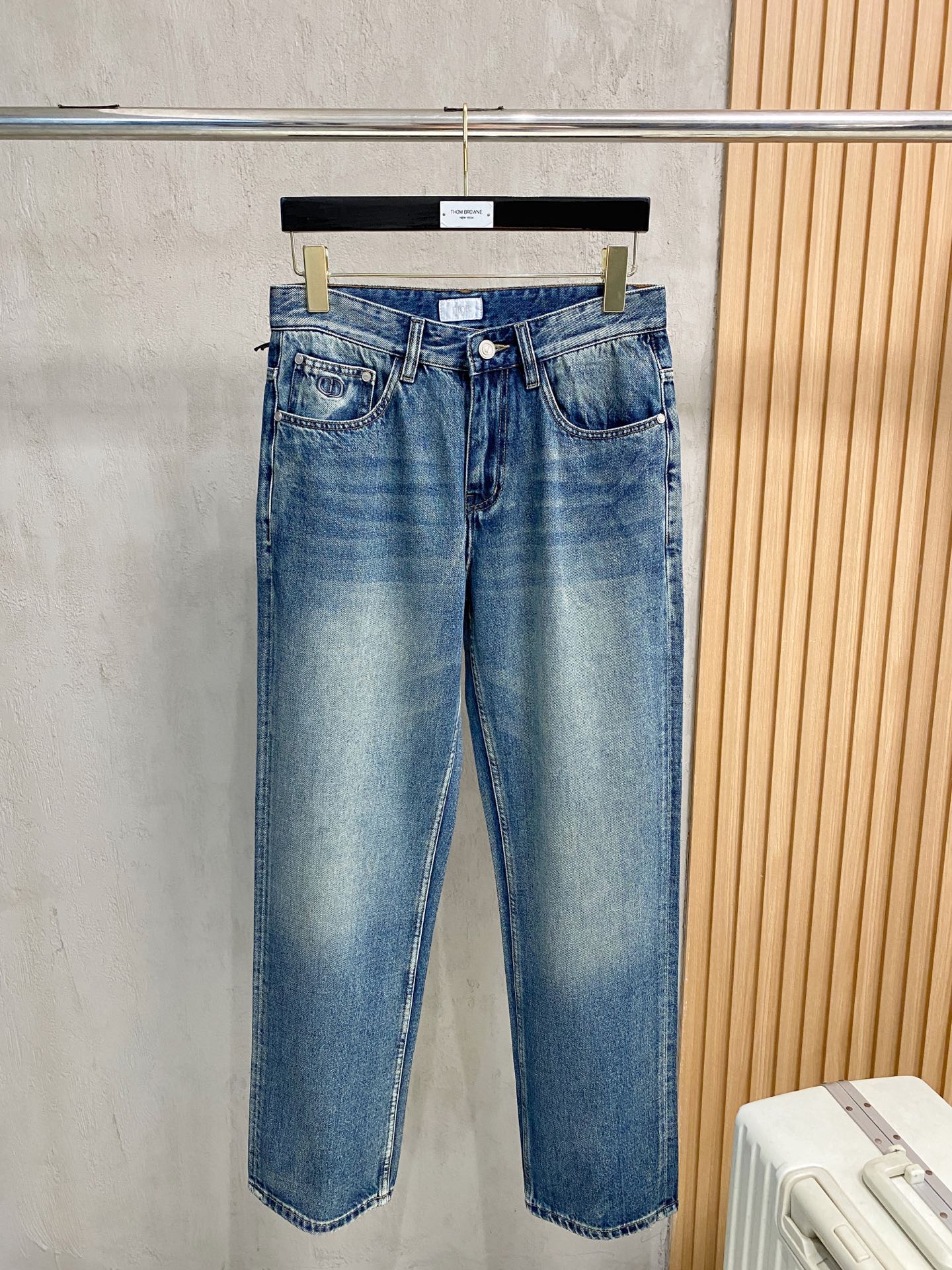 官网专柜同步有售，原单狠货，超级有范儿的一款牛仔裤，定制原版水洗牛仔面料，独特设计，顶级印花工艺字母图案