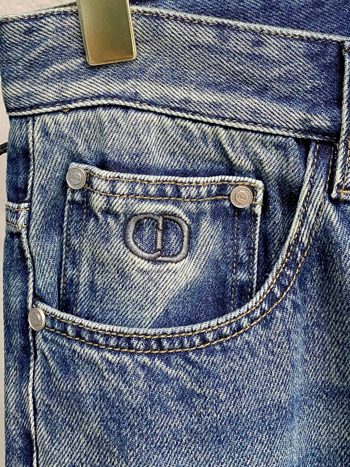 官网专柜同步有售，原单狠货，超级有范儿的一款牛仔裤，定制原版水洗牛仔面料，独特设计，顶级印花工艺字母图案