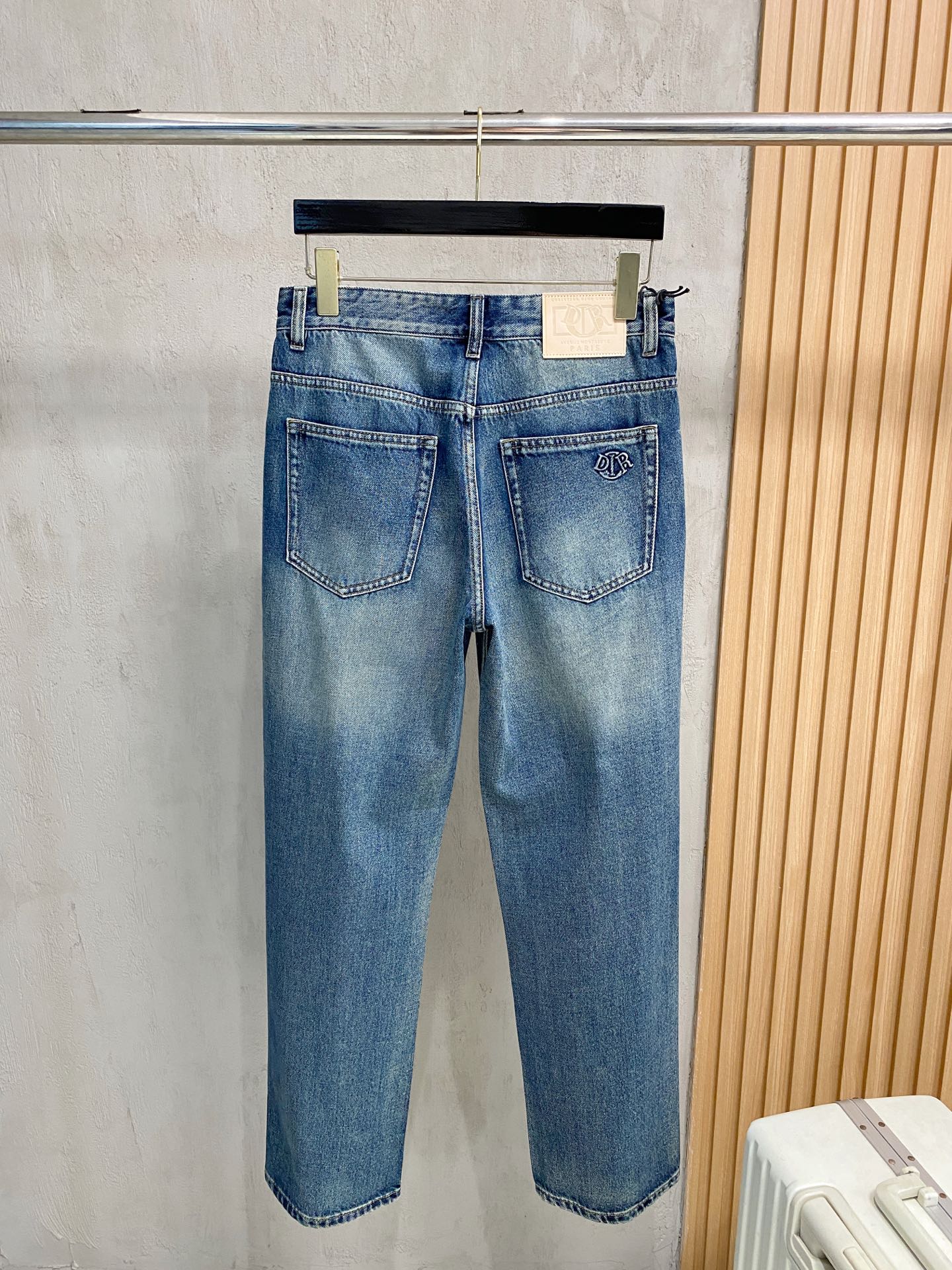 官网专柜同步有售，原单狠货，超级有范儿的一款牛仔裤，定制原版水洗牛仔面料，独特设计，顶级印花工艺字母图案