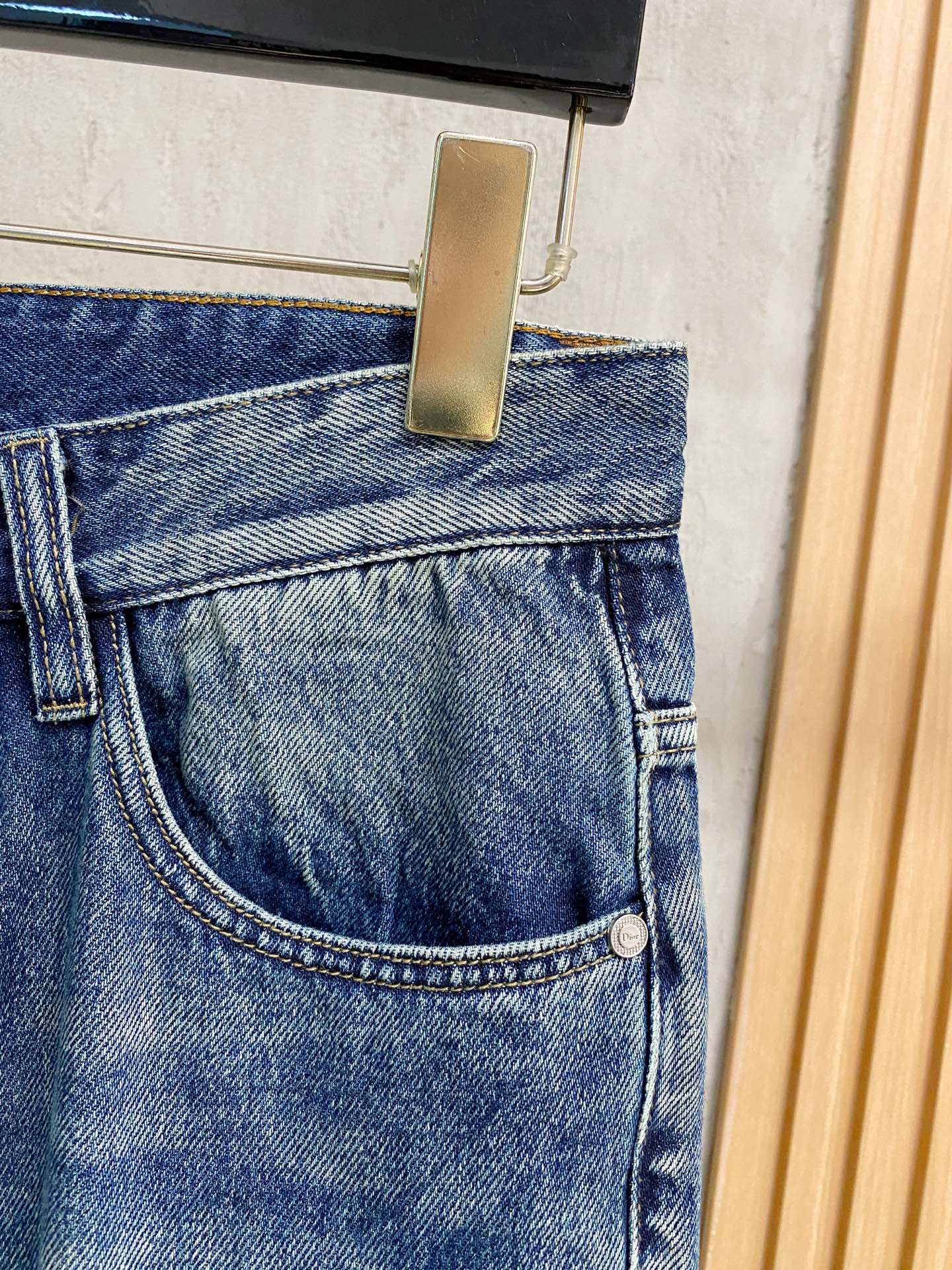 官网专柜同步有售，原单狠货，超级有范儿的一款牛仔裤，定制原版水洗牛仔面料，独特设计，顶级印花工艺字母图案