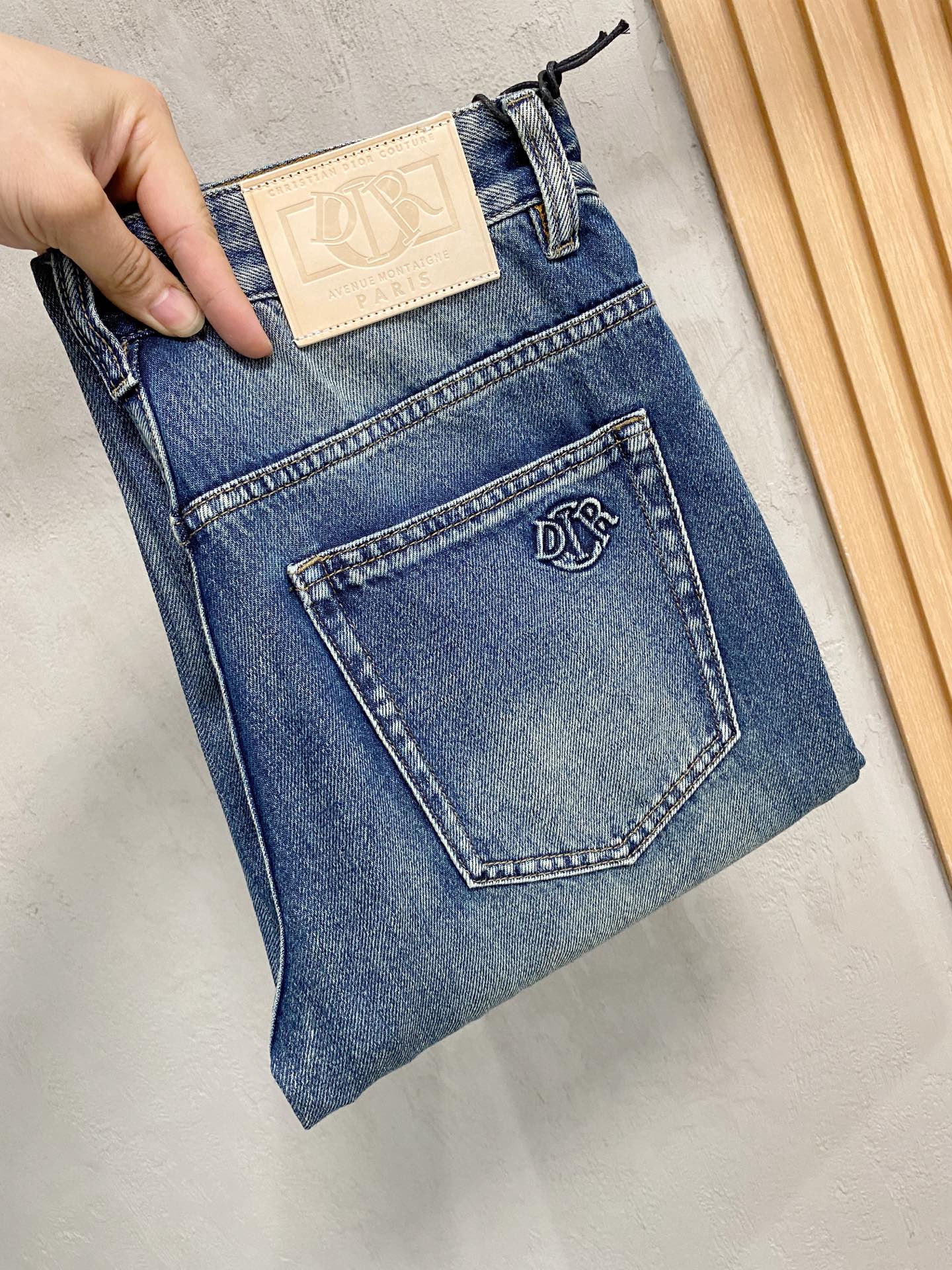 官网专柜同步有售，原单狠货，超级有范儿的一款牛仔裤，定制原版水洗牛仔面料，独特设计，顶级印花工艺字母图案