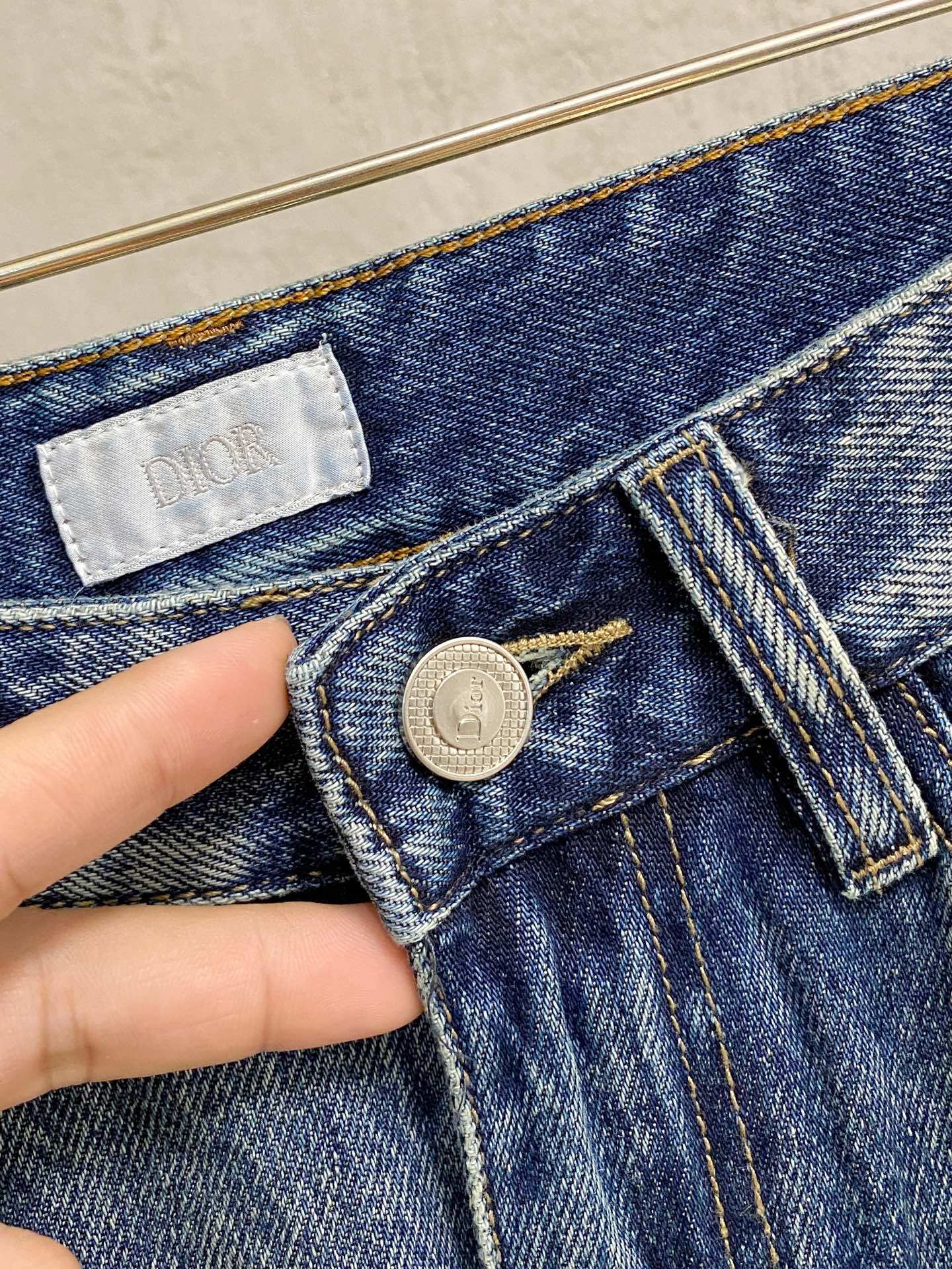 官网专柜同步有售，原单狠货，超级有范儿的一款牛仔裤，定制原版水洗牛仔面料，独特设计，顶级印花工艺字母图案