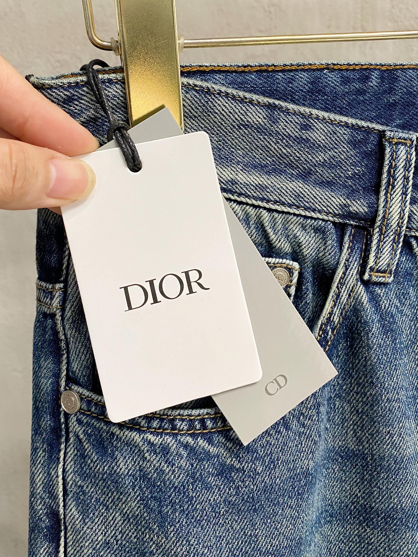 官网专柜同步有售，原单狠货，超级有范儿的一款牛仔裤，定制原版水洗牛仔面料，独特设计，顶级印花工艺字母图案