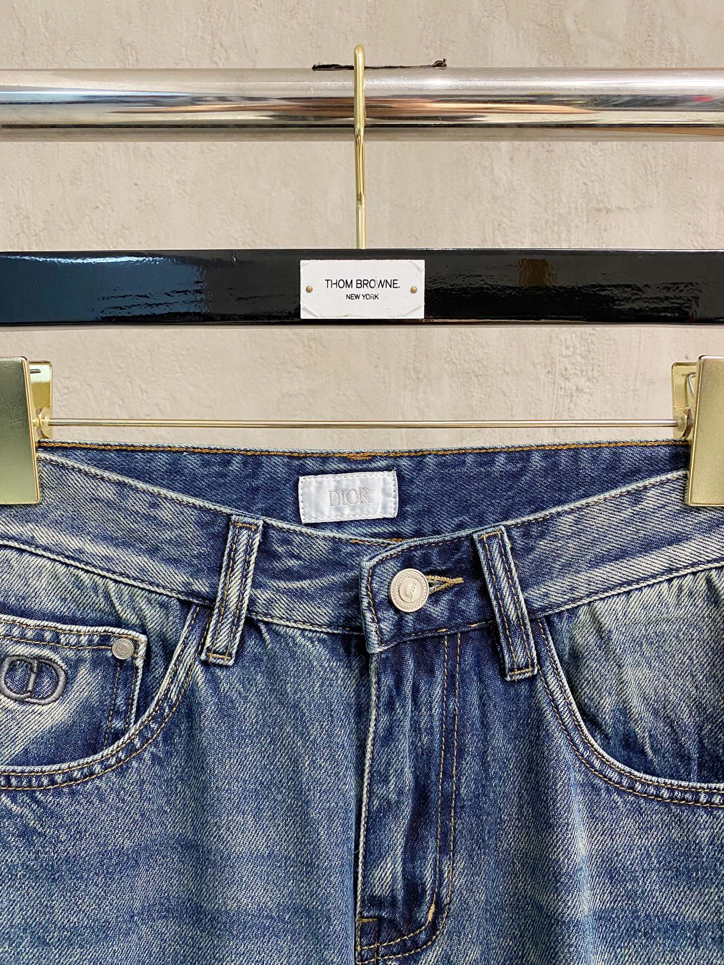 官网专柜同步有售，原单狠货，超级有范儿的一款牛仔裤，定制原版水洗牛仔面料，独特设计，顶级印花工艺字母图案