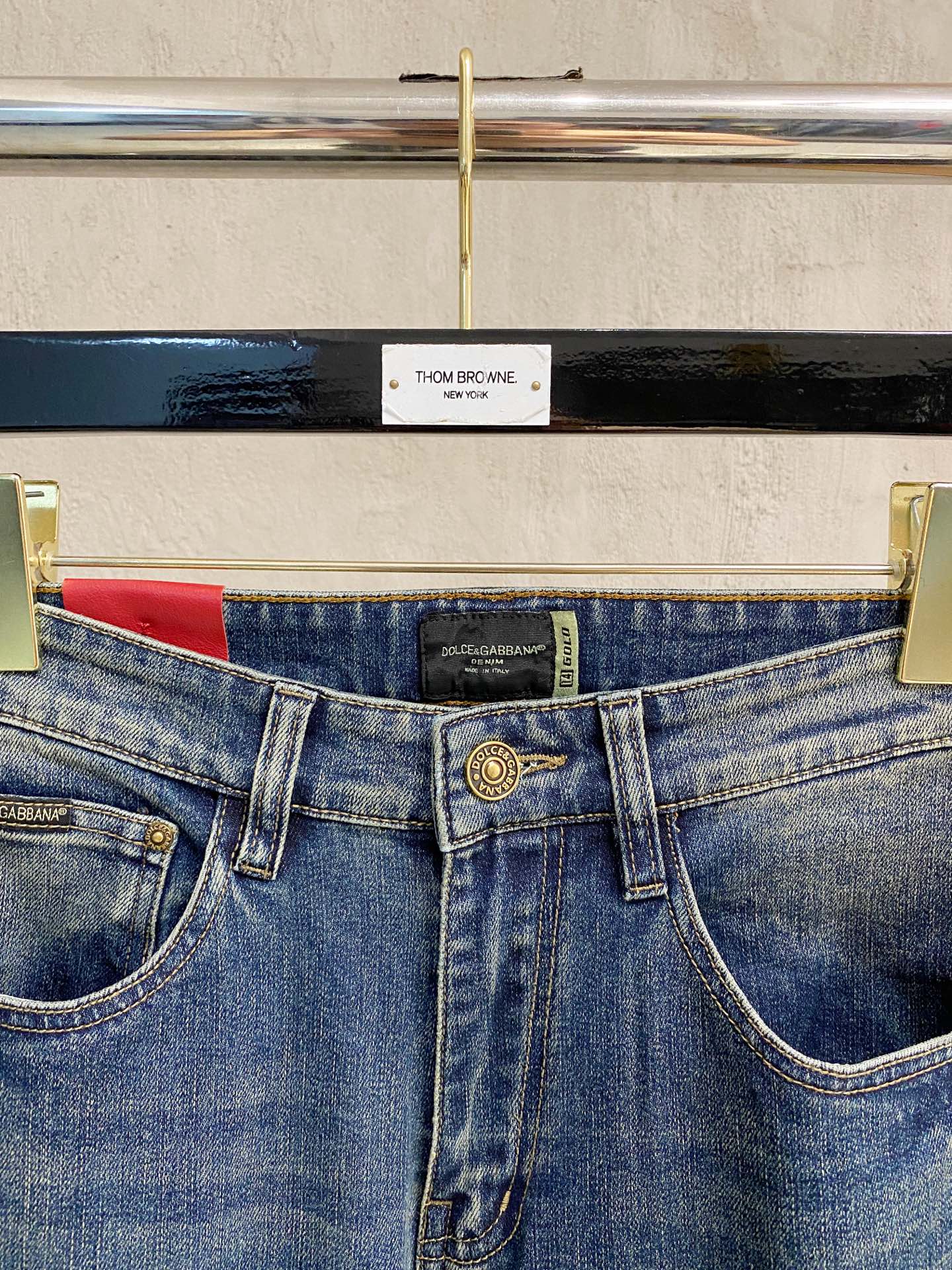 官网专柜同步有售，原单狠货，超级有范儿的一款牛仔裤，定制原版水洗牛仔面料，独特设计，顶级印花工艺字母图案