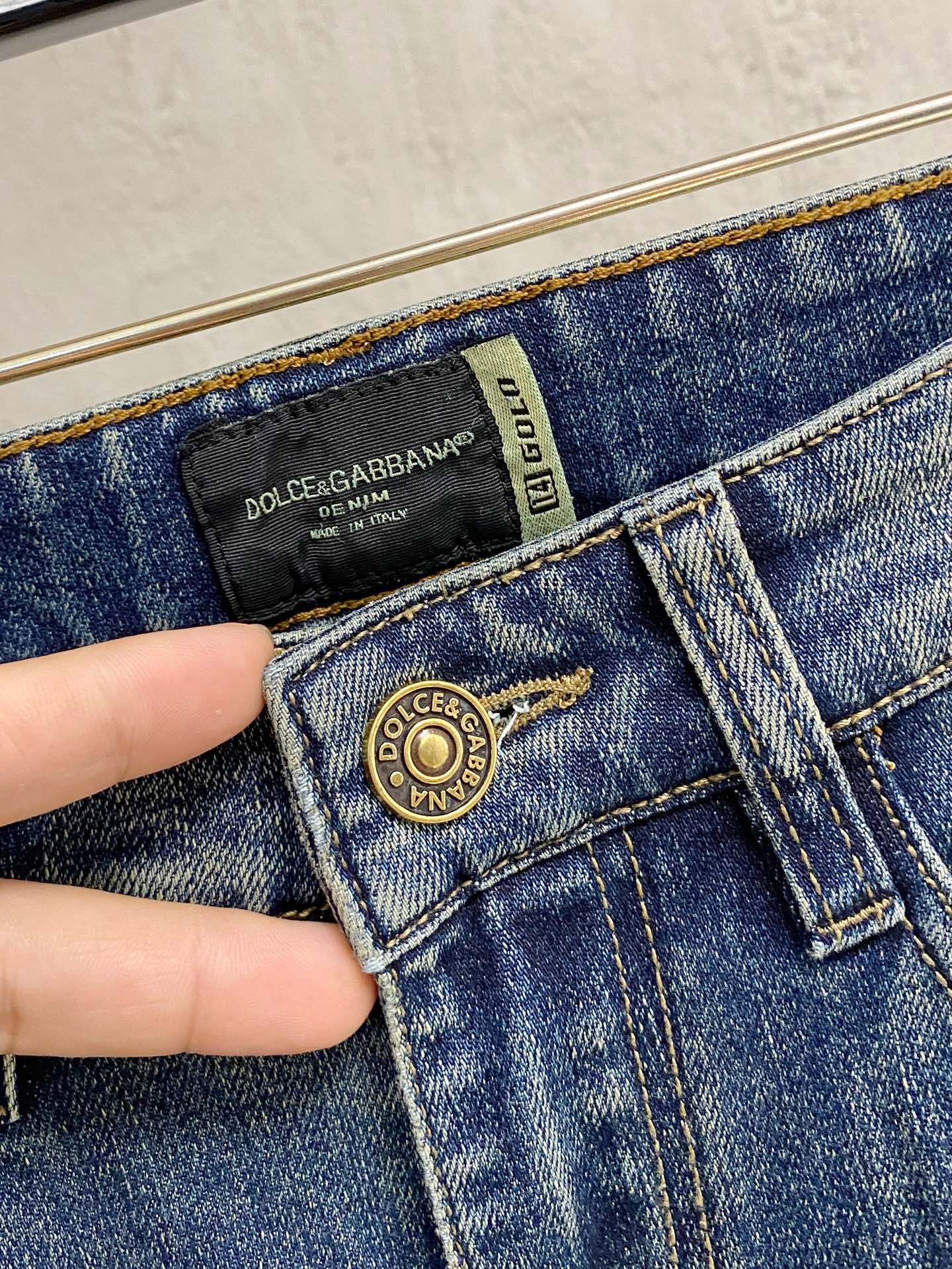 官网专柜同步有售，原单狠货，超级有范儿的一款牛仔裤，定制原版水洗牛仔面料，独特设计，顶级印花工艺字母图案