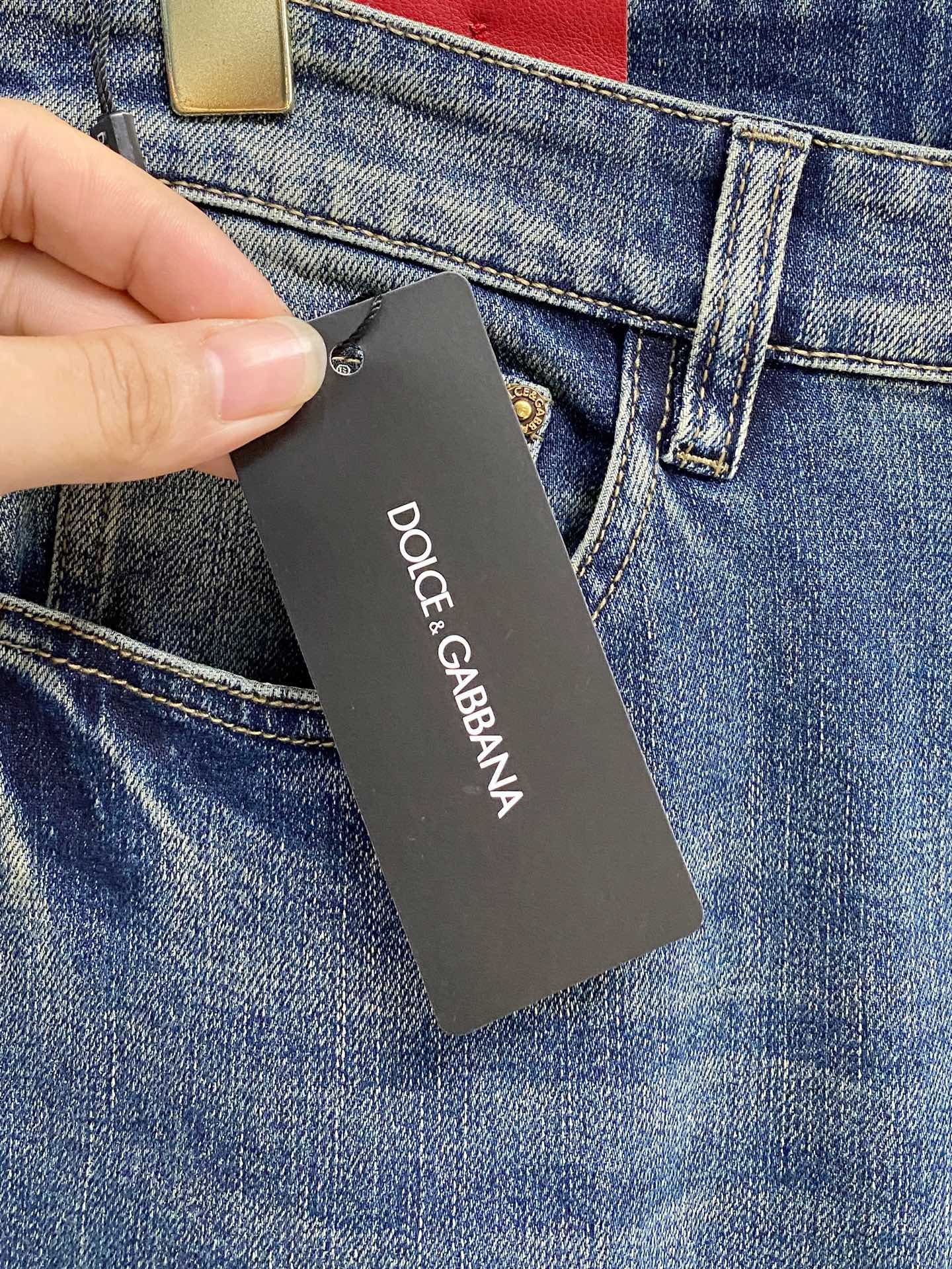 官网专柜同步有售，原单狠货，超级有范儿的一款牛仔裤，定制原版水洗牛仔面料，独特设计，顶级印花工艺字母图案