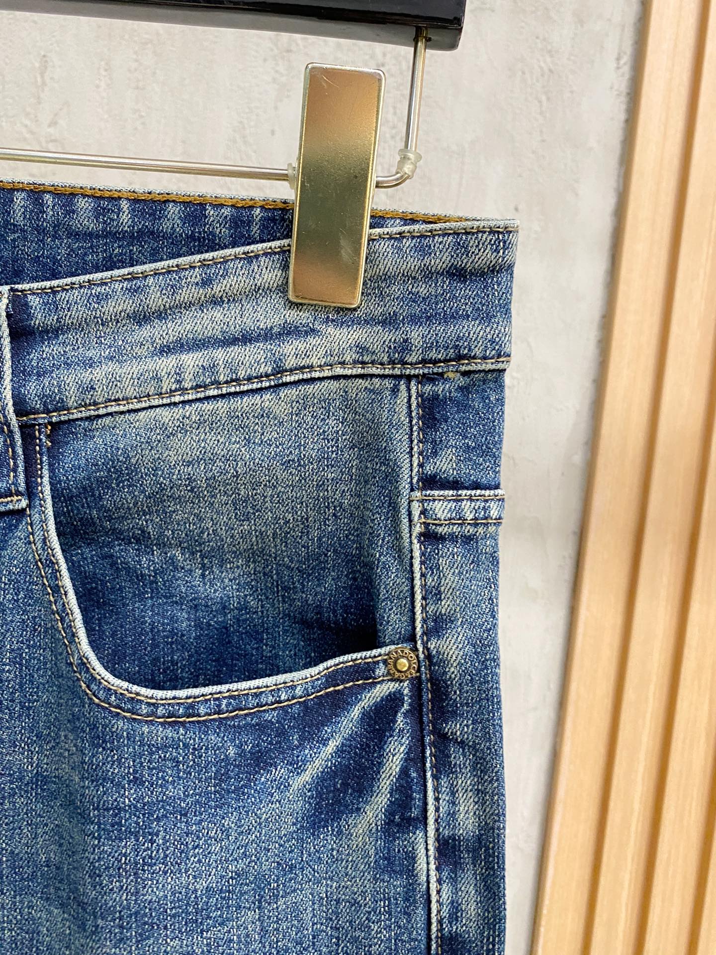 官网专柜同步有售，原单狠货，超级有范儿的一款牛仔裤，定制原版水洗牛仔面料，独特设计，顶级印花工艺字母图案