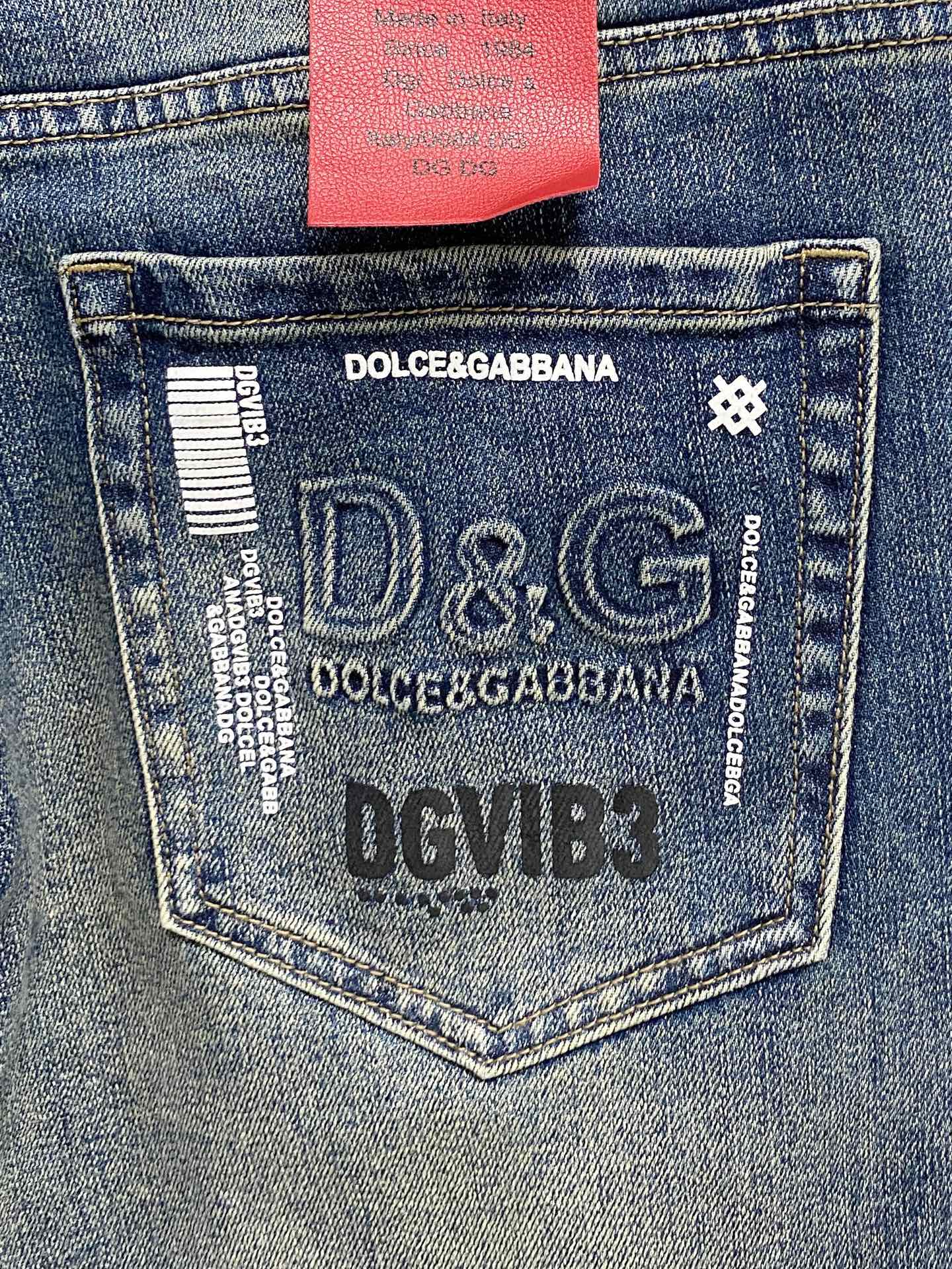 官网专柜同步有售，原单狠货，超级有范儿的一款牛仔裤，定制原版水洗牛仔面料，独特设计，顶级印花工艺字母图案