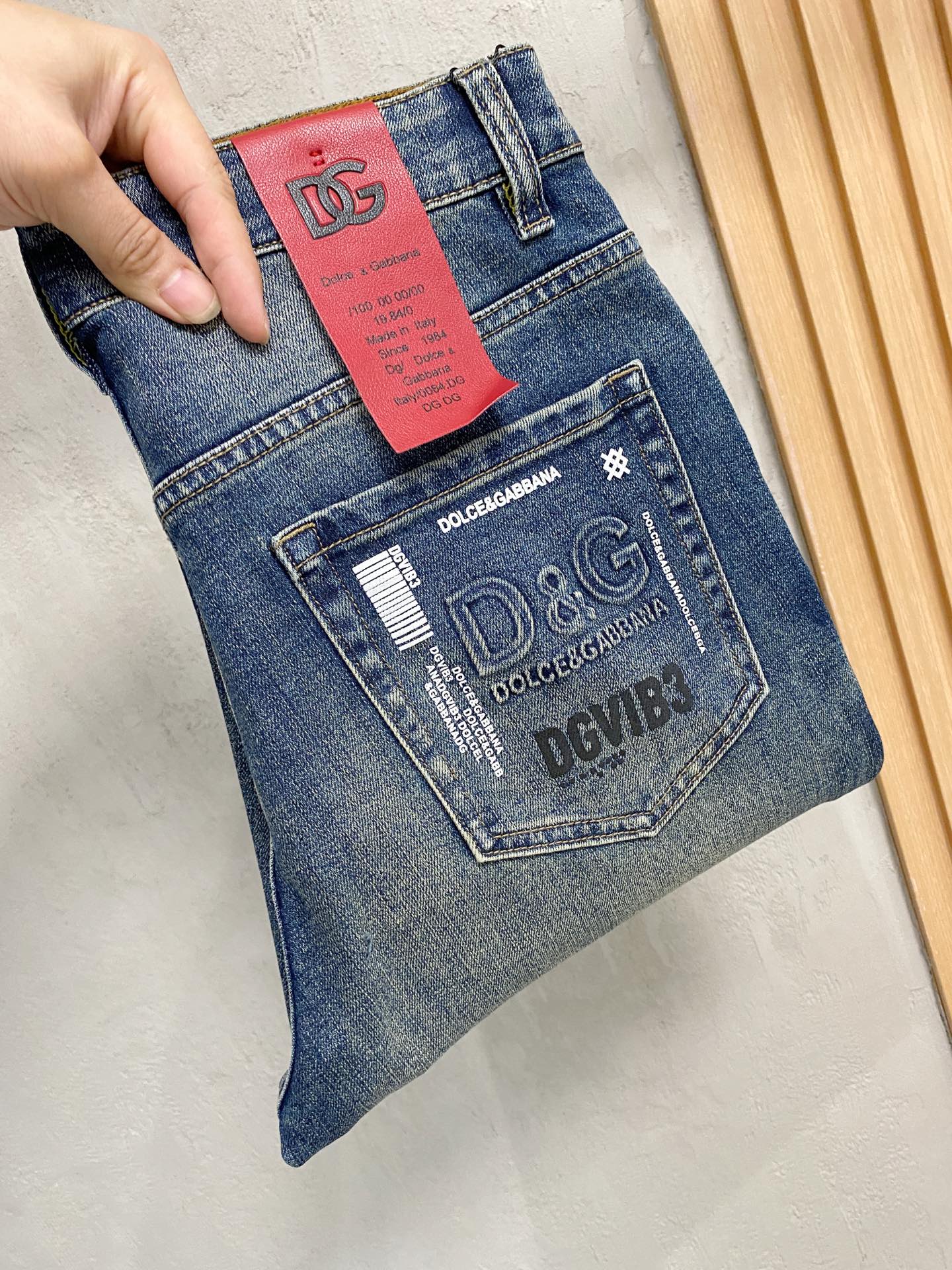 官网专柜同步有售，原单狠货，超级有范儿的一款牛仔裤，定制原版水洗牛仔面料，独特设计，顶级印花工艺字母图案