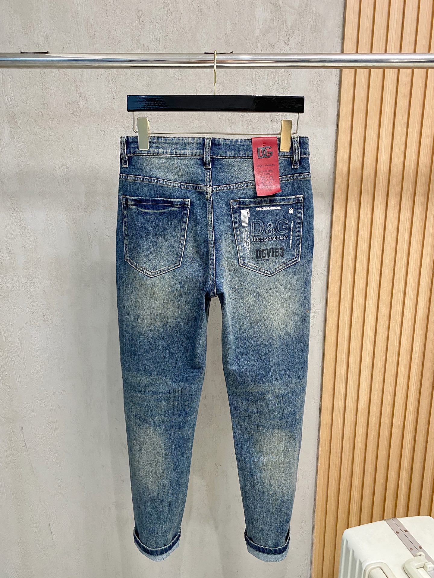 官网专柜同步有售，原单狠货，超级有范儿的一款牛仔裤，定制原版水洗牛仔面料，独特设计，顶级印花工艺字母图案