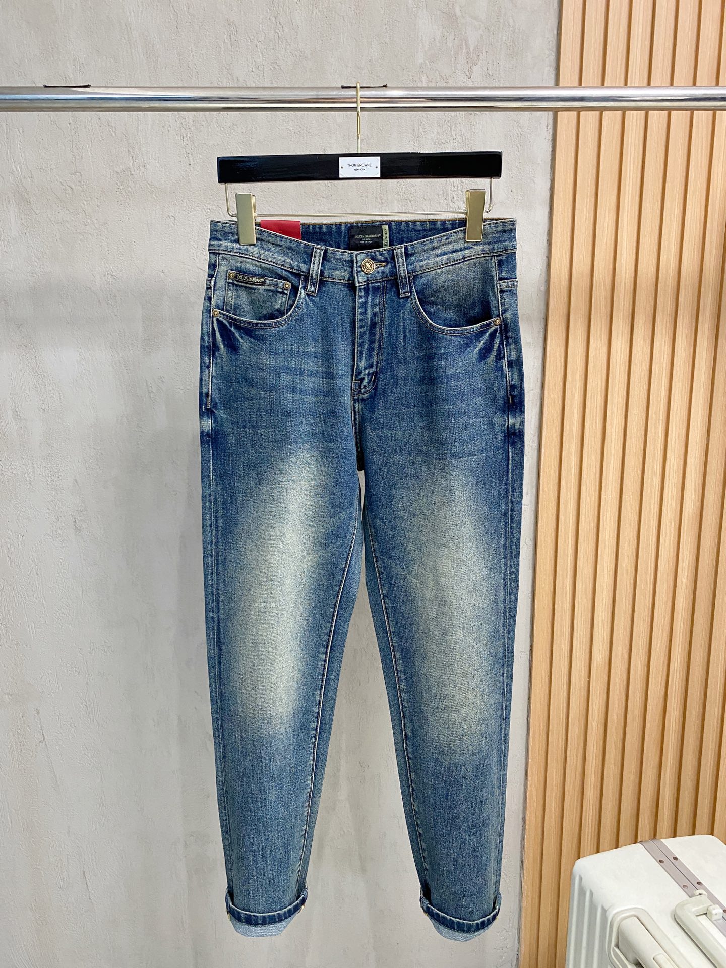 官网专柜同步有售，原单狠货，超级有范儿的一款牛仔裤，定制原版水洗牛仔面料，独特设计，顶级印花工艺字母图案