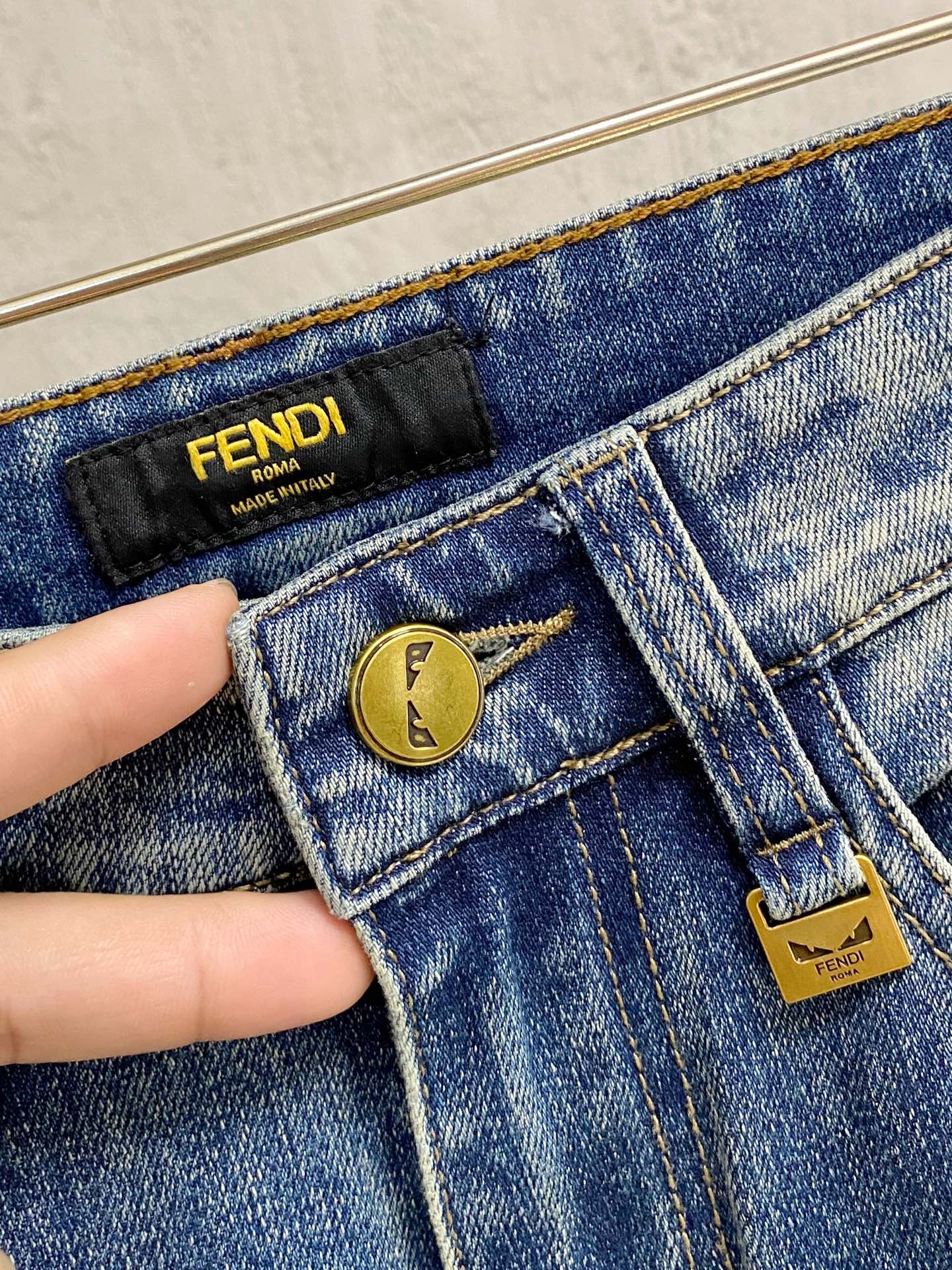 官网专柜同步有售，原单狠货，超级有范儿的一款牛仔裤，定制原版水洗牛仔面料，独特设计，顶级印花工艺字母图案