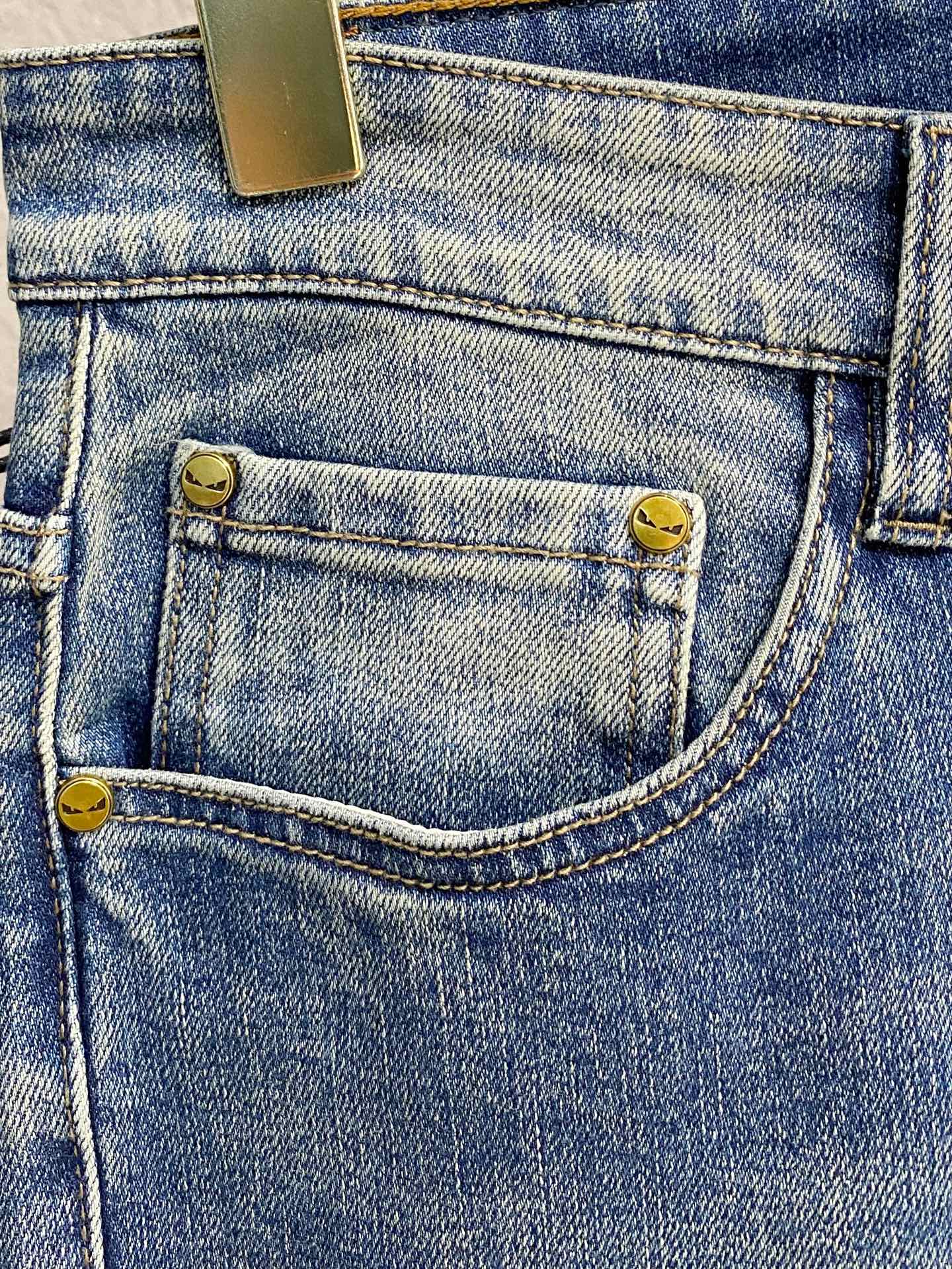 官网专柜同步有售，原单狠货，超级有范儿的一款牛仔裤，定制原版水洗牛仔面料，独特设计，顶级印花工艺字母图案