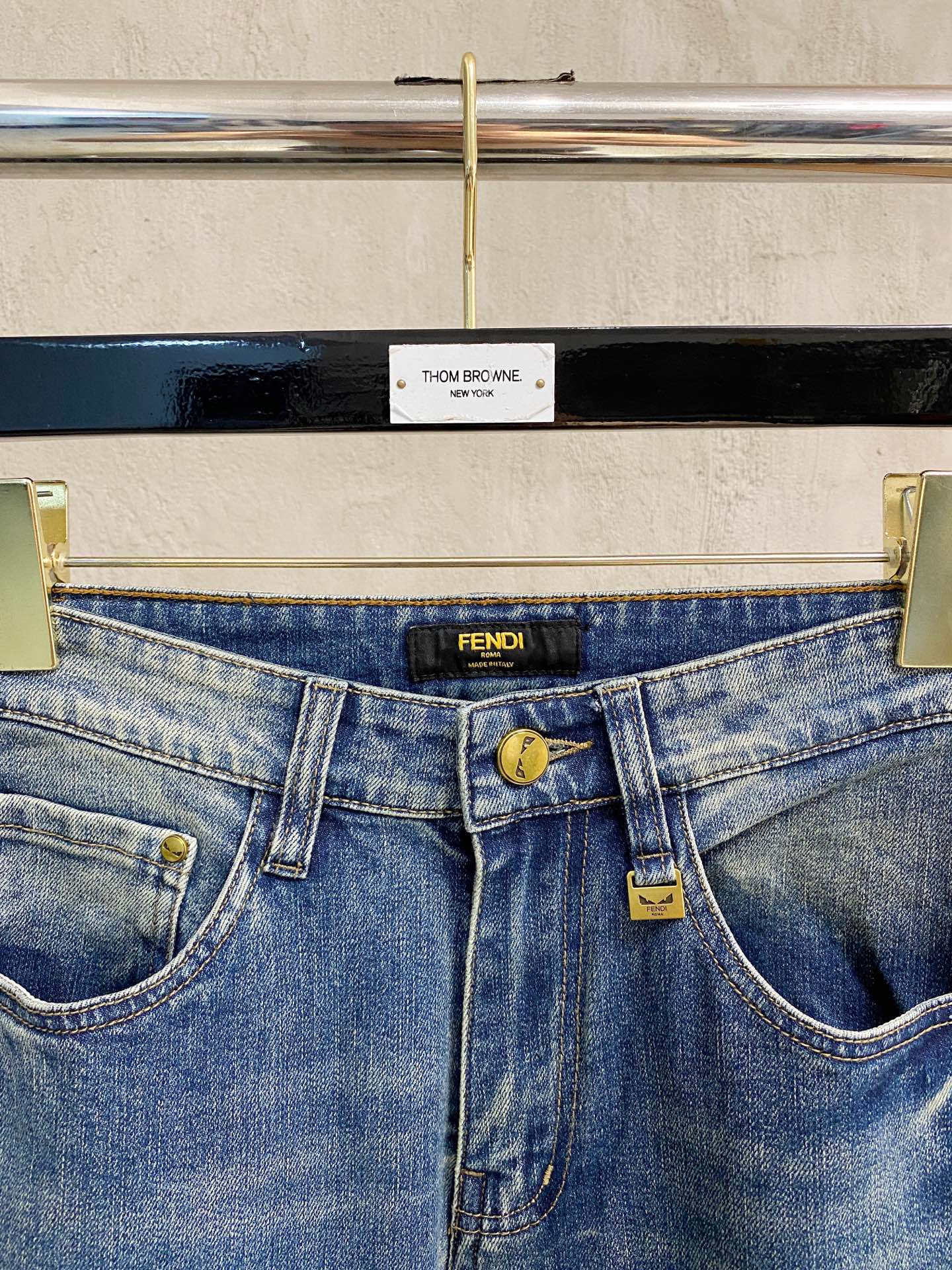 官网专柜同步有售，原单狠货，超级有范儿的一款牛仔裤，定制原版水洗牛仔面料，独特设计，顶级印花工艺字母图案