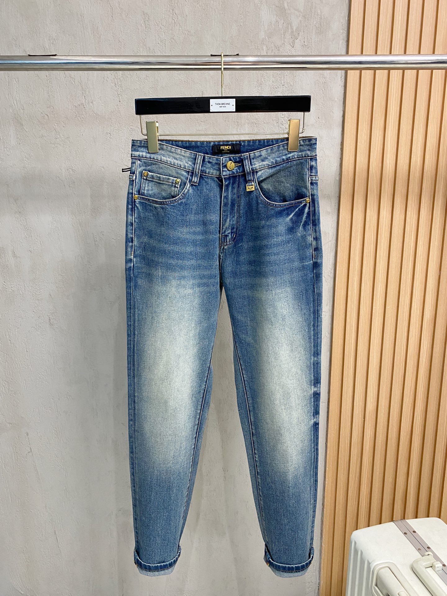 官网专柜同步有售，原单狠货，超级有范儿的一款牛仔裤，定制原版水洗牛仔面料，独特设计，顶级印花工艺字母图案