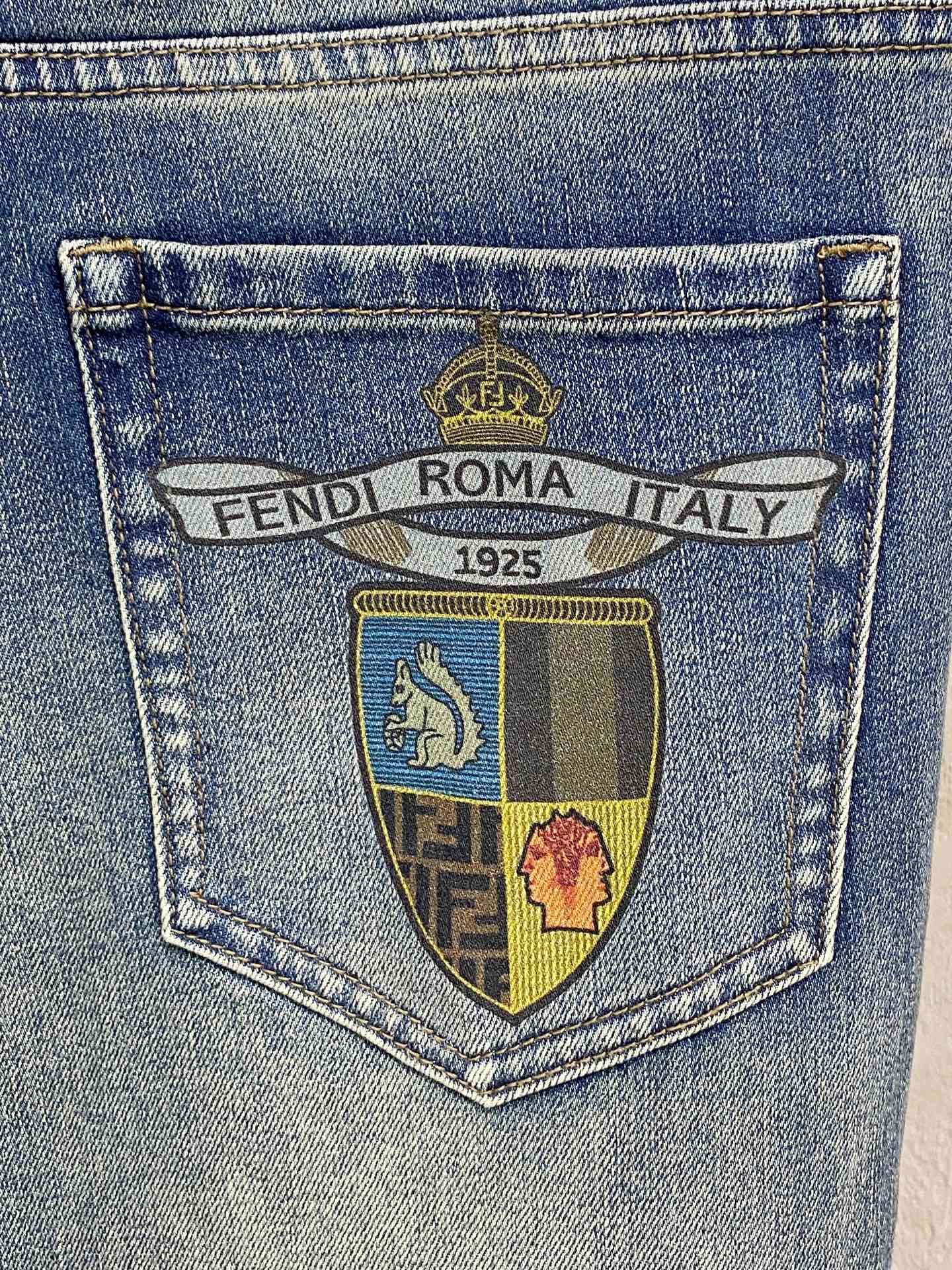 官网专柜同步有售，原单狠货，超级有范儿的一款牛仔裤，定制原版水洗牛仔面料，独特设计，顶级印花工艺字母图案