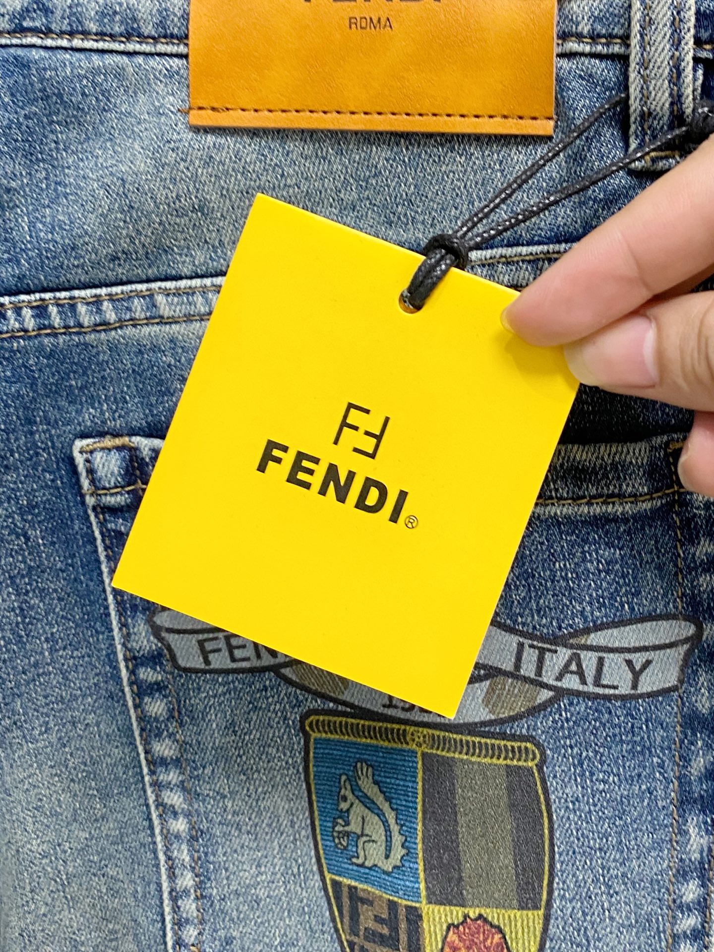 官网专柜同步有售，原单狠货，超级有范儿的一款牛仔裤，定制原版水洗牛仔面料，独特设计，顶级印花工艺字母图案
