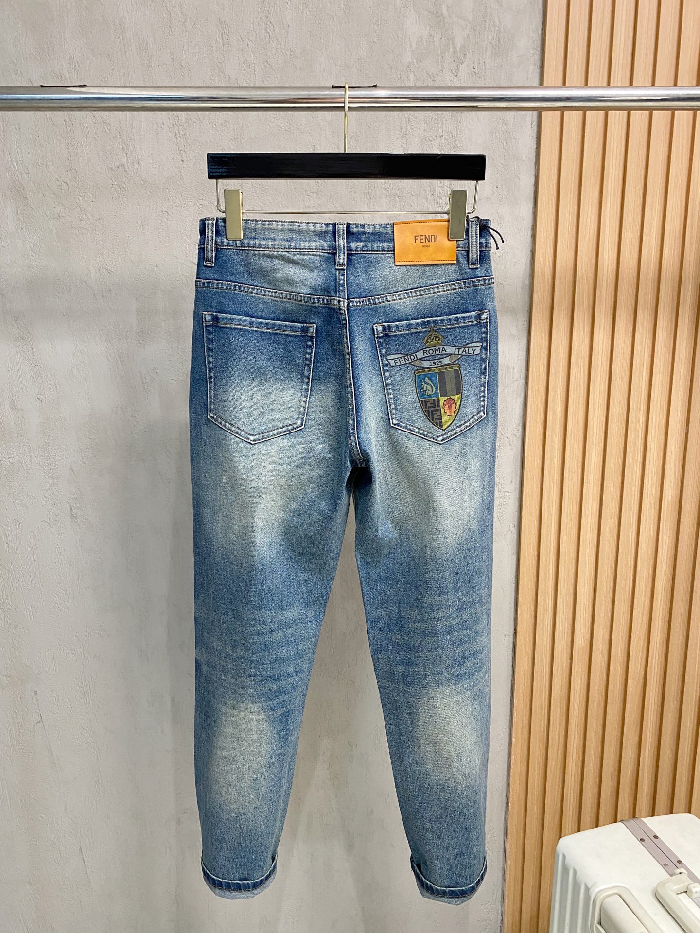 官网专柜同步有售，原单狠货，超级有范儿的一款牛仔裤，定制原版水洗牛仔面料，独特设计，顶级印花工艺字母图案