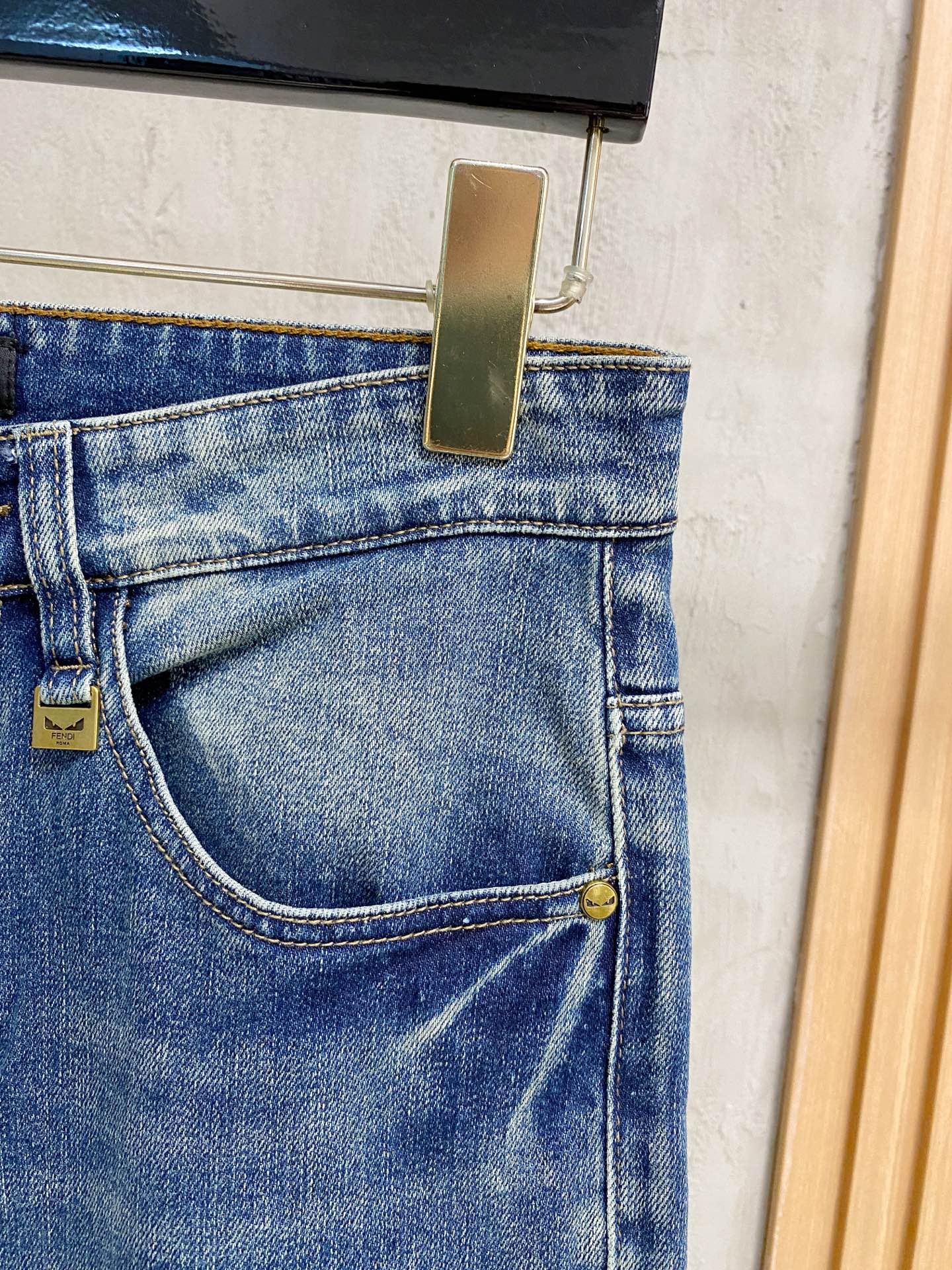 官网专柜同步有售，原单狠货，超级有范儿的一款牛仔裤，定制原版水洗牛仔面料，独特设计，顶级印花工艺字母图案