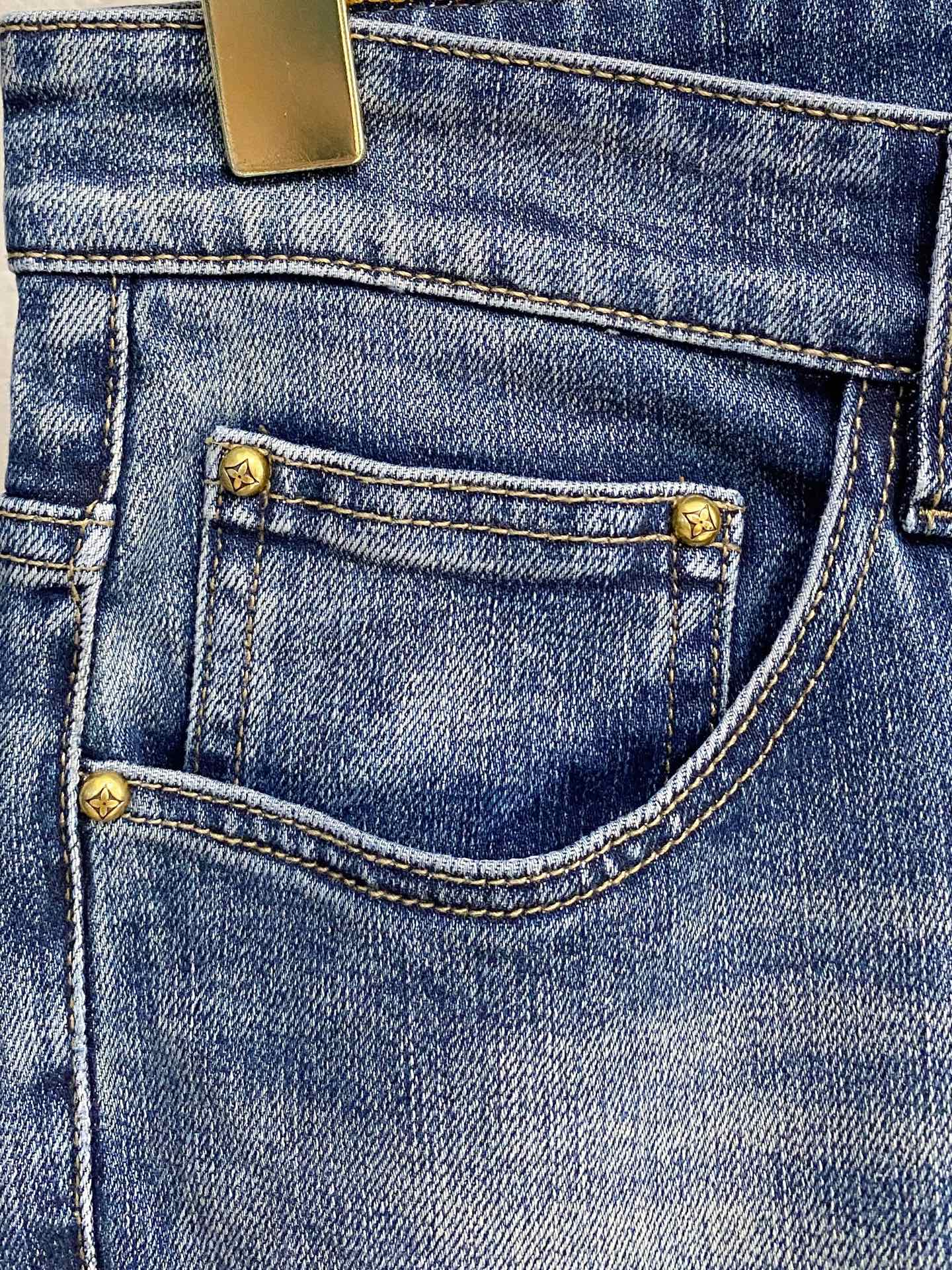 官网专柜同步有售，原单狠货，超级有范儿的一款牛仔裤，定制原版水洗牛仔面料，独特设计，顶级印花工艺字母图案