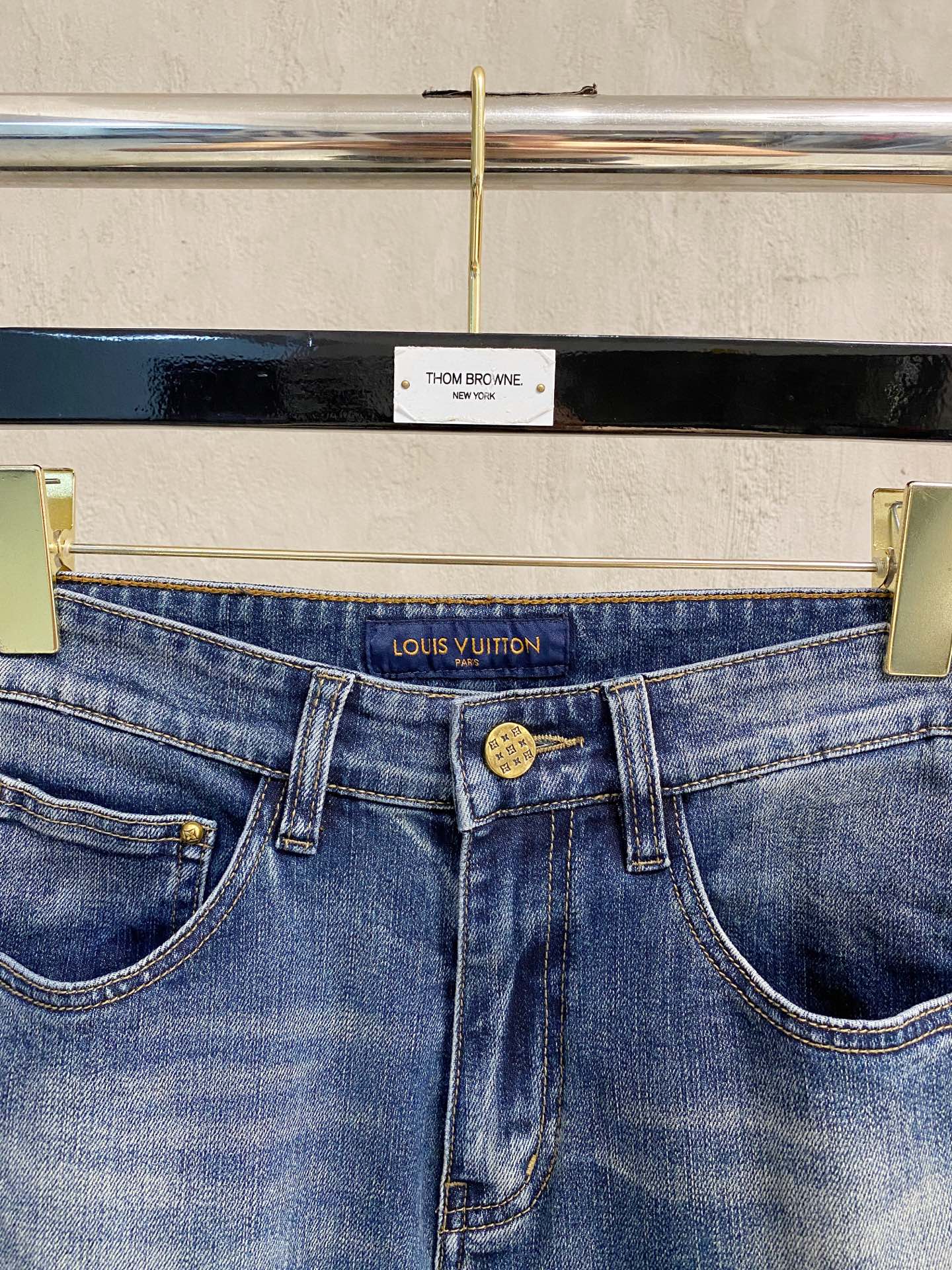 官网专柜同步有售，原单狠货，超级有范儿的一款牛仔裤，定制原版水洗牛仔面料，独特设计，顶级印花工艺字母图案